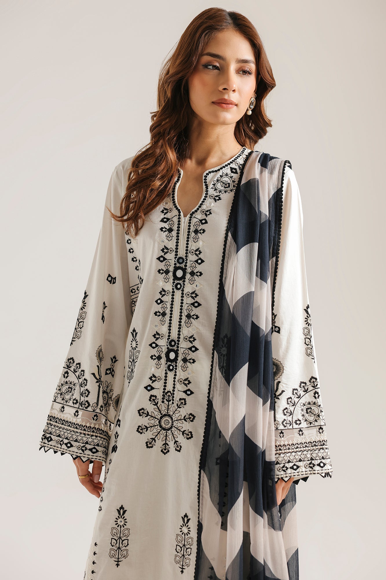 EMBROIDERED SUIT (E4601/103/003)