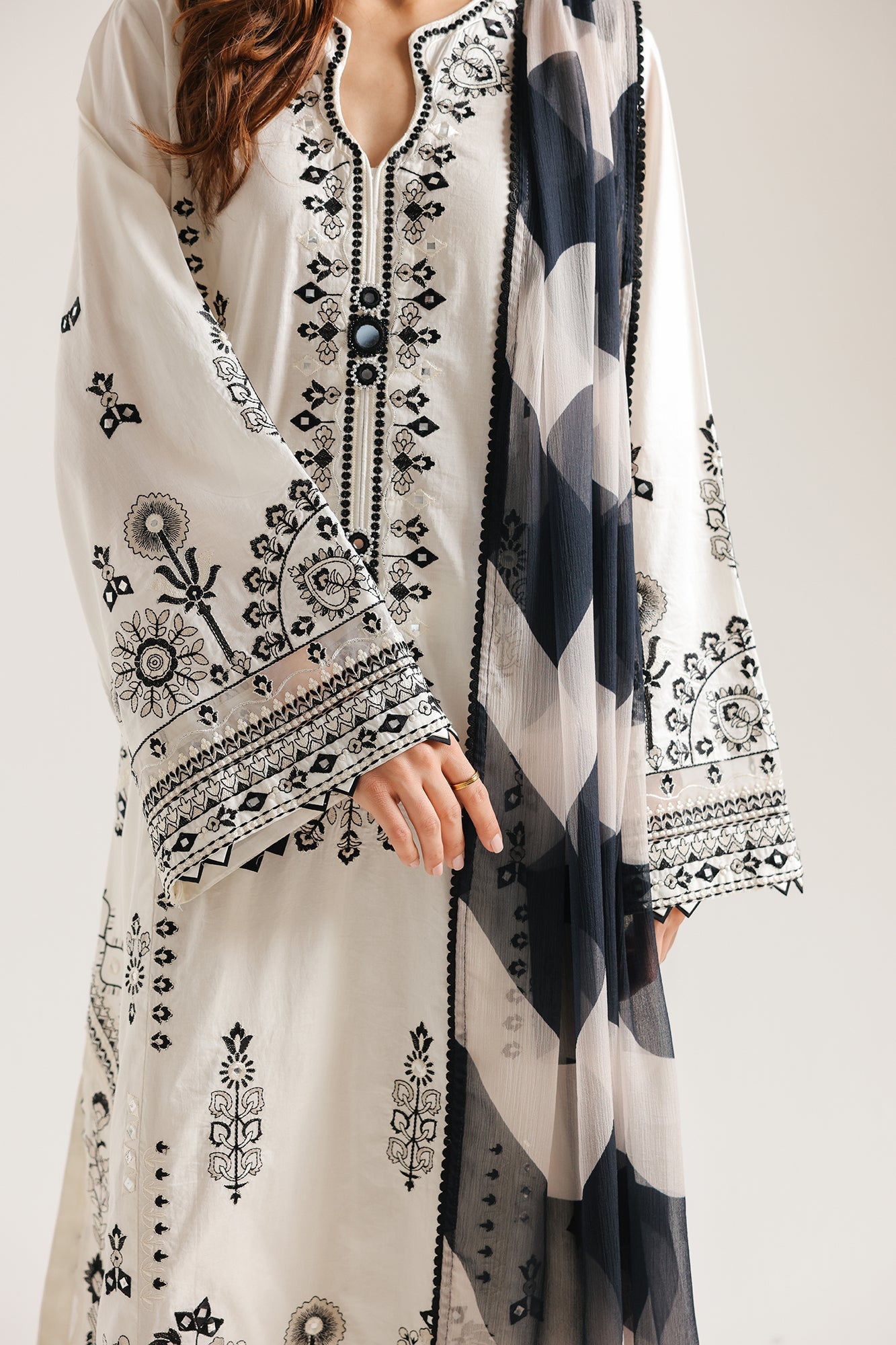 EMBROIDERED SUIT (E4601/103/003)