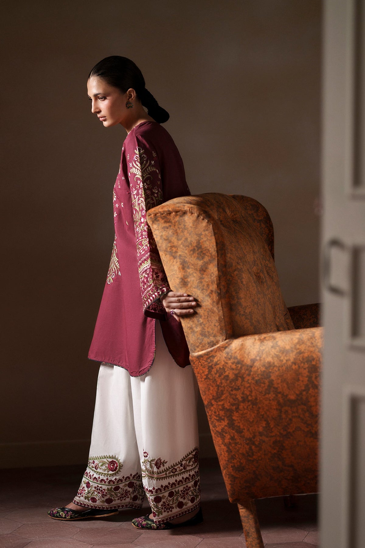 EMBROIDERED SUIT (E4605/103/402)