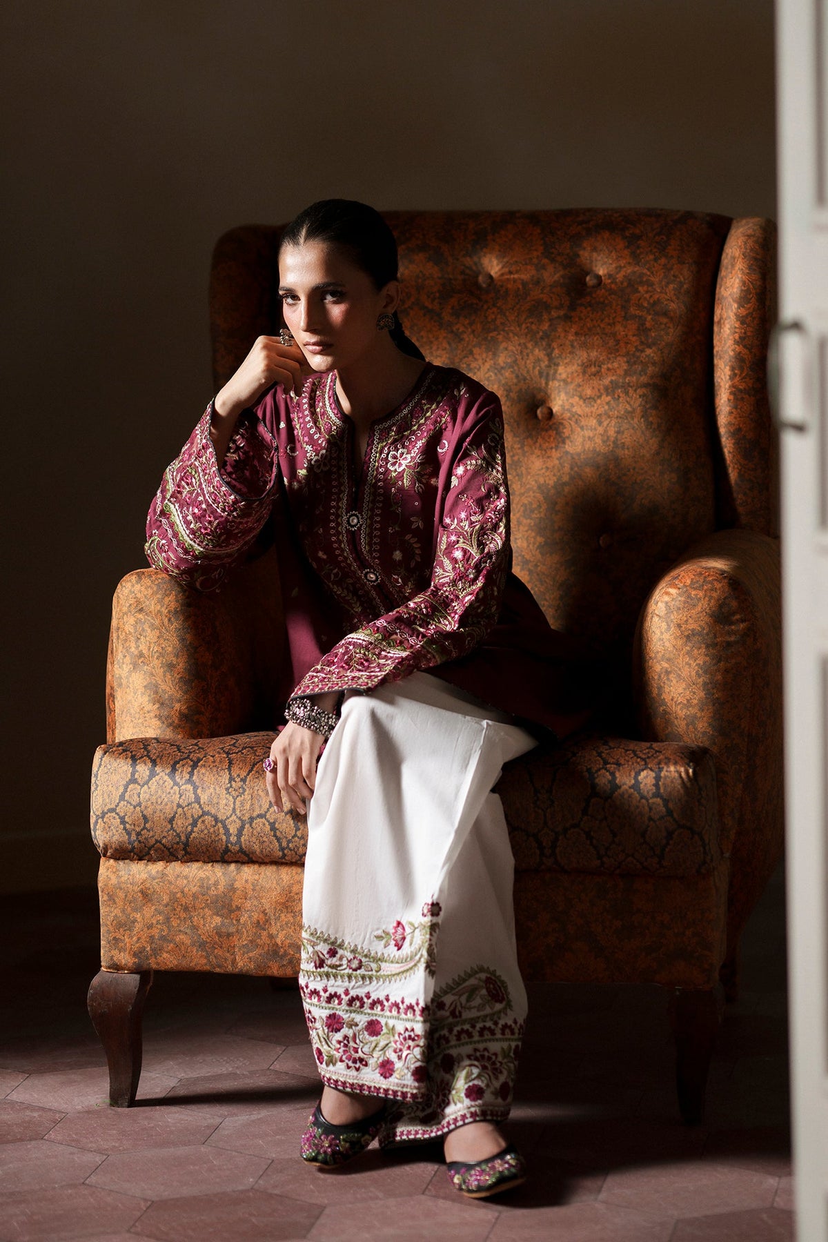 EMBROIDERED SUIT (E4605/103/402)