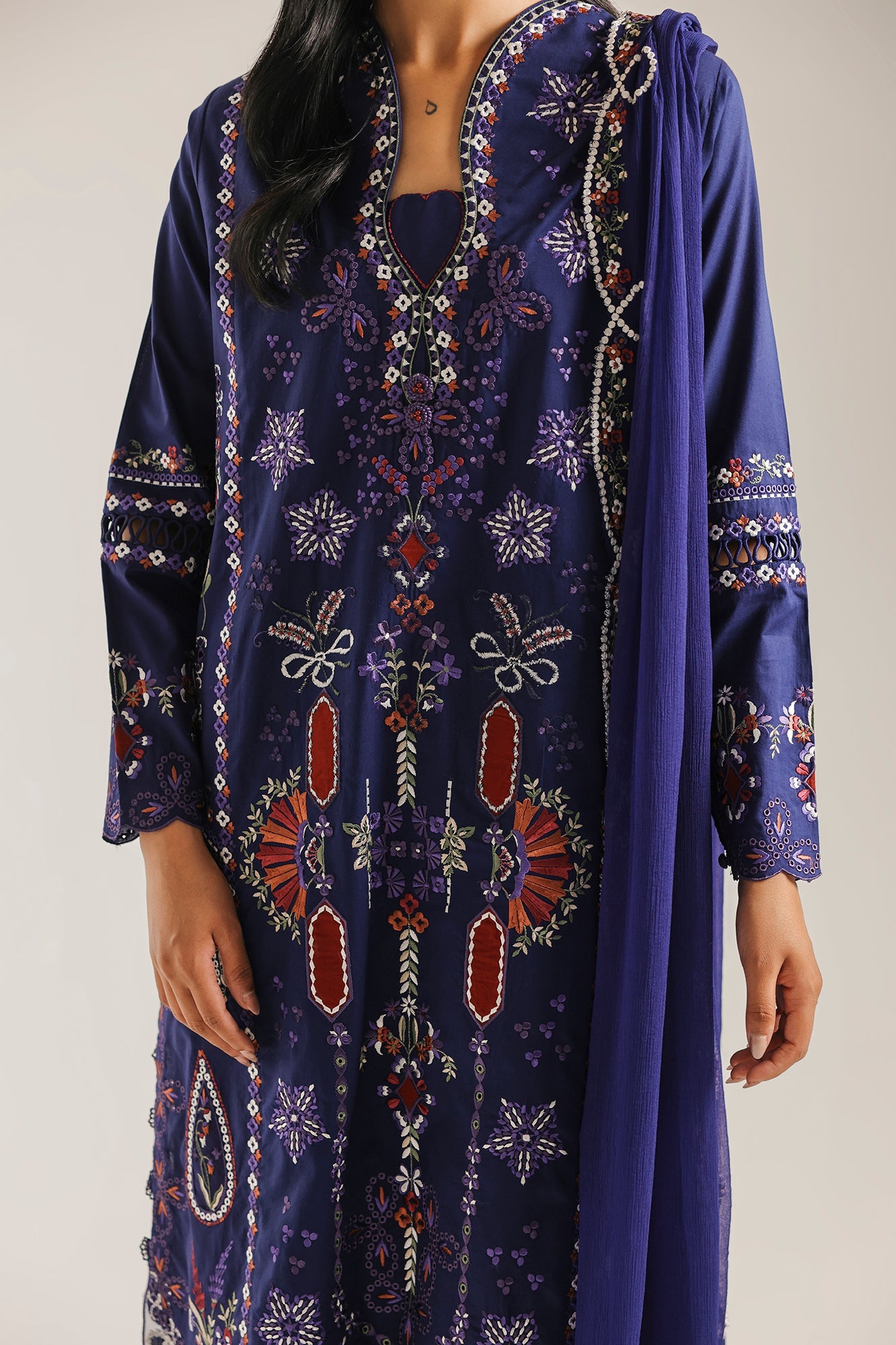 EMBROIDERED SUIT (E4608/103/623)