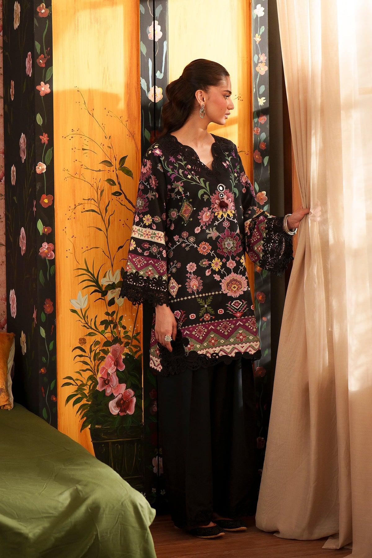 EMBROIDERED SUIT (E4628/103/901)