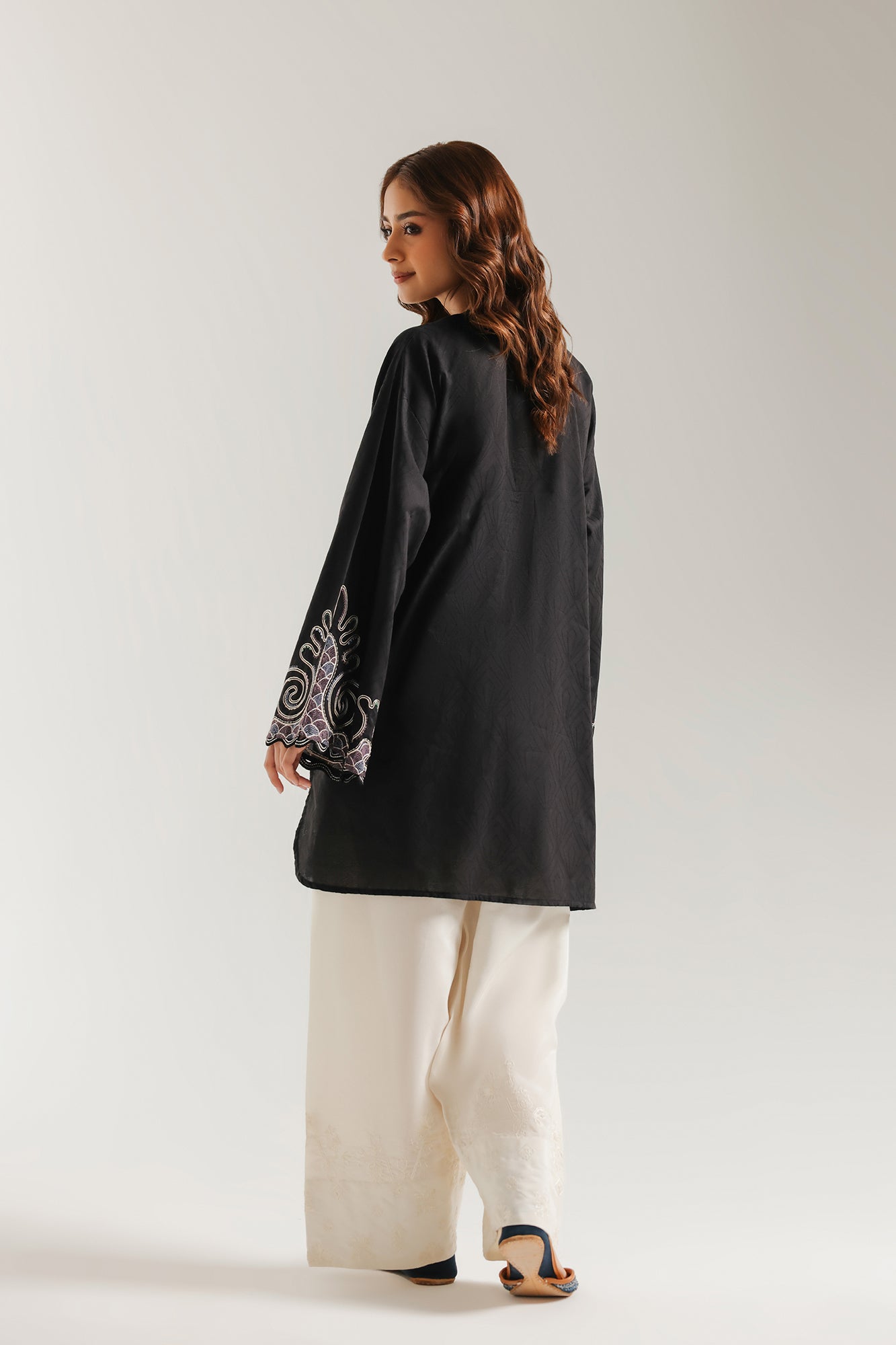 EMBROIDERED SUIT (E4631/103/901)