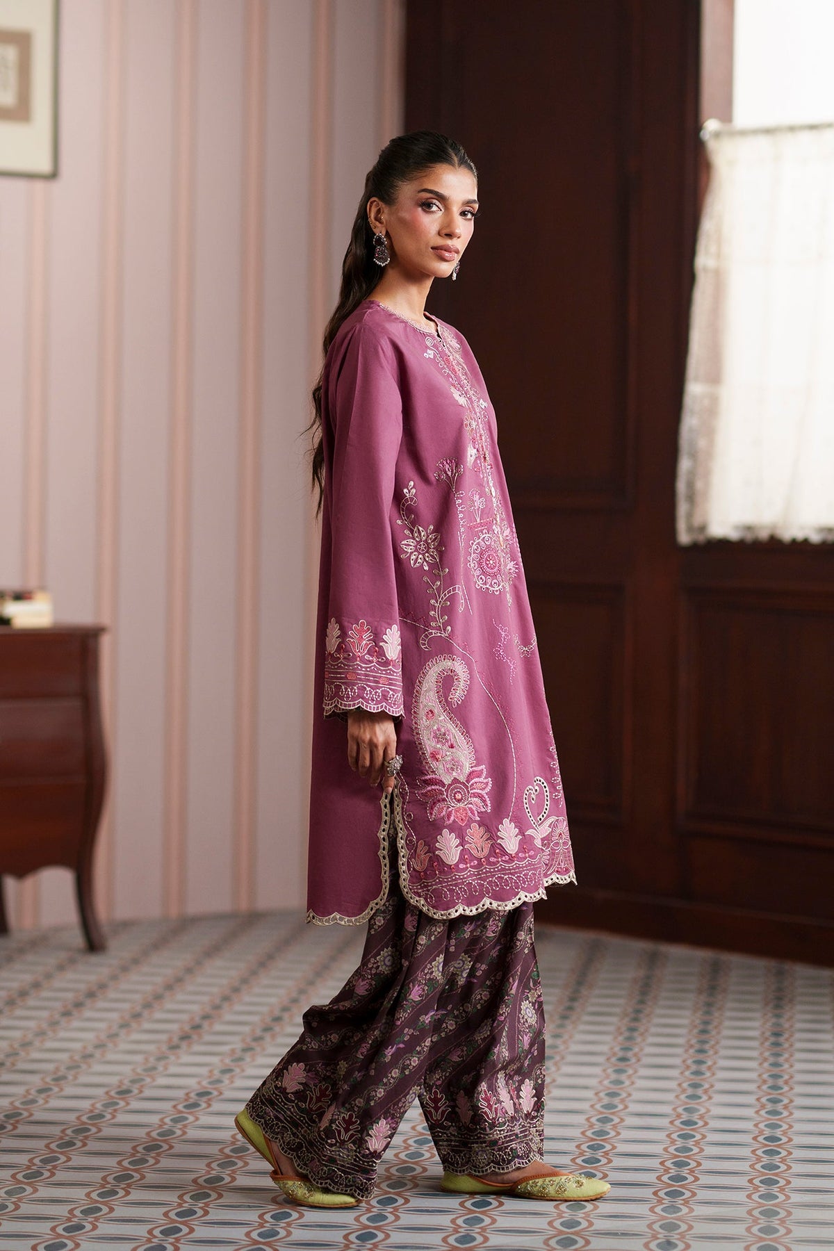 EMBROIDERED SUIT (E4635/103/527)
