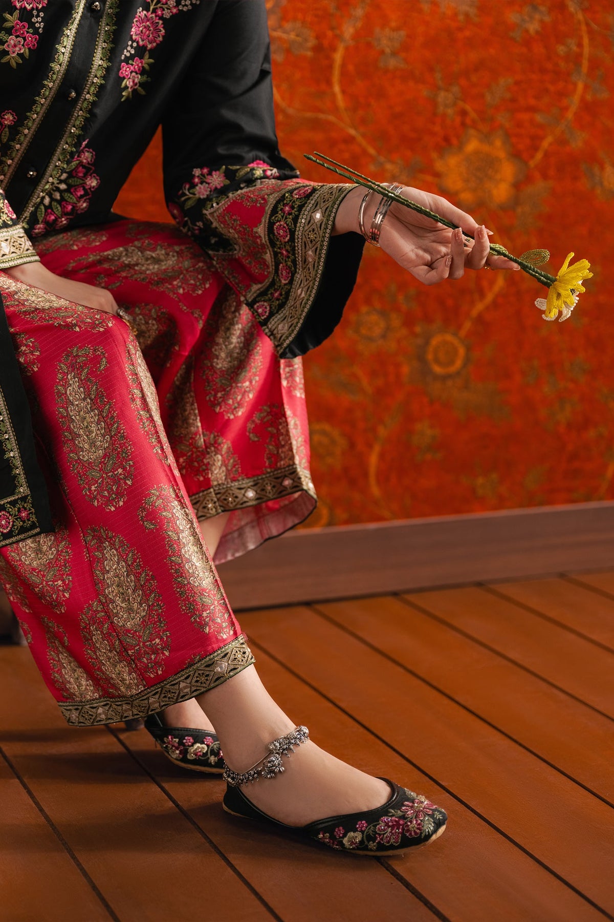 EMBROIDERED SUIT (E4701/103/901)