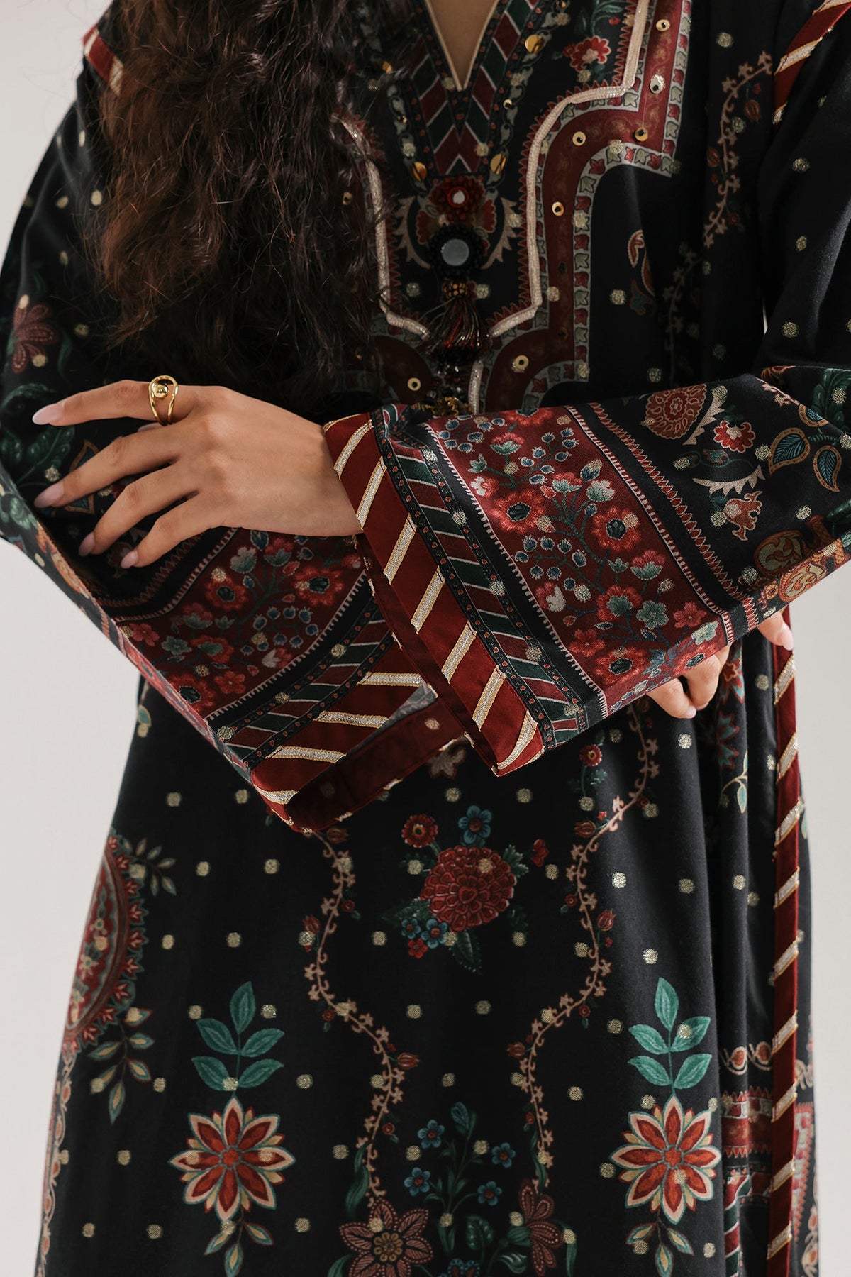 EMBROIDERED SUIT (E4706-103-901)