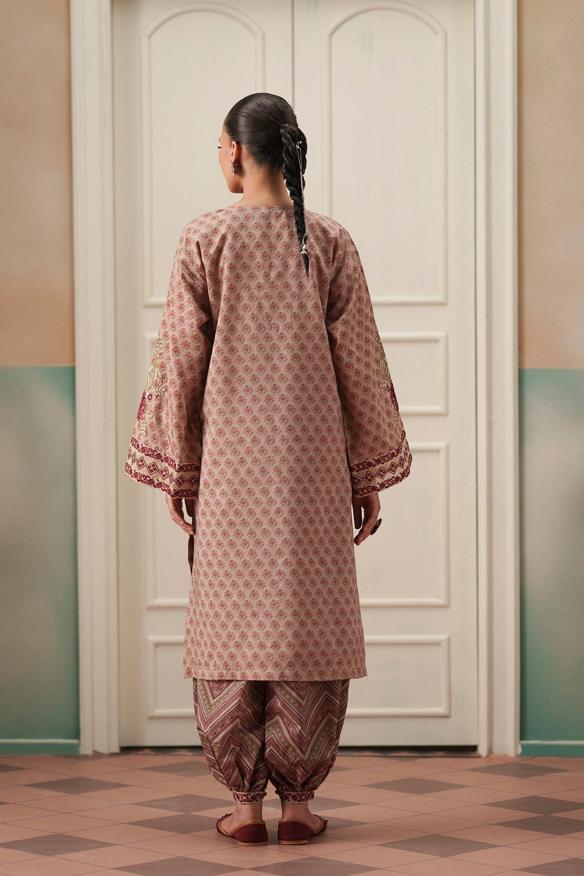 EMBROIDERED SUIT (E4720/103/426)
