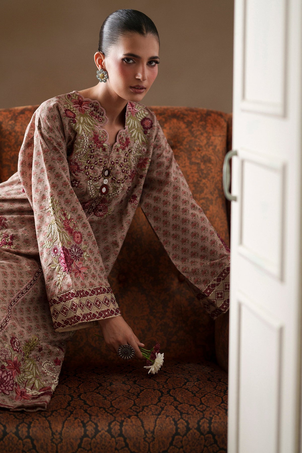 EMBROIDERED SUIT (E4720/103/426)