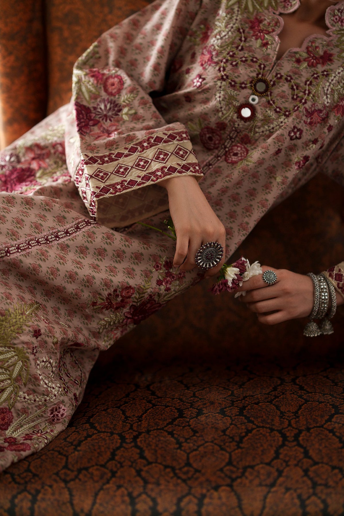 EMBROIDERED SUIT (E4720/103/426)