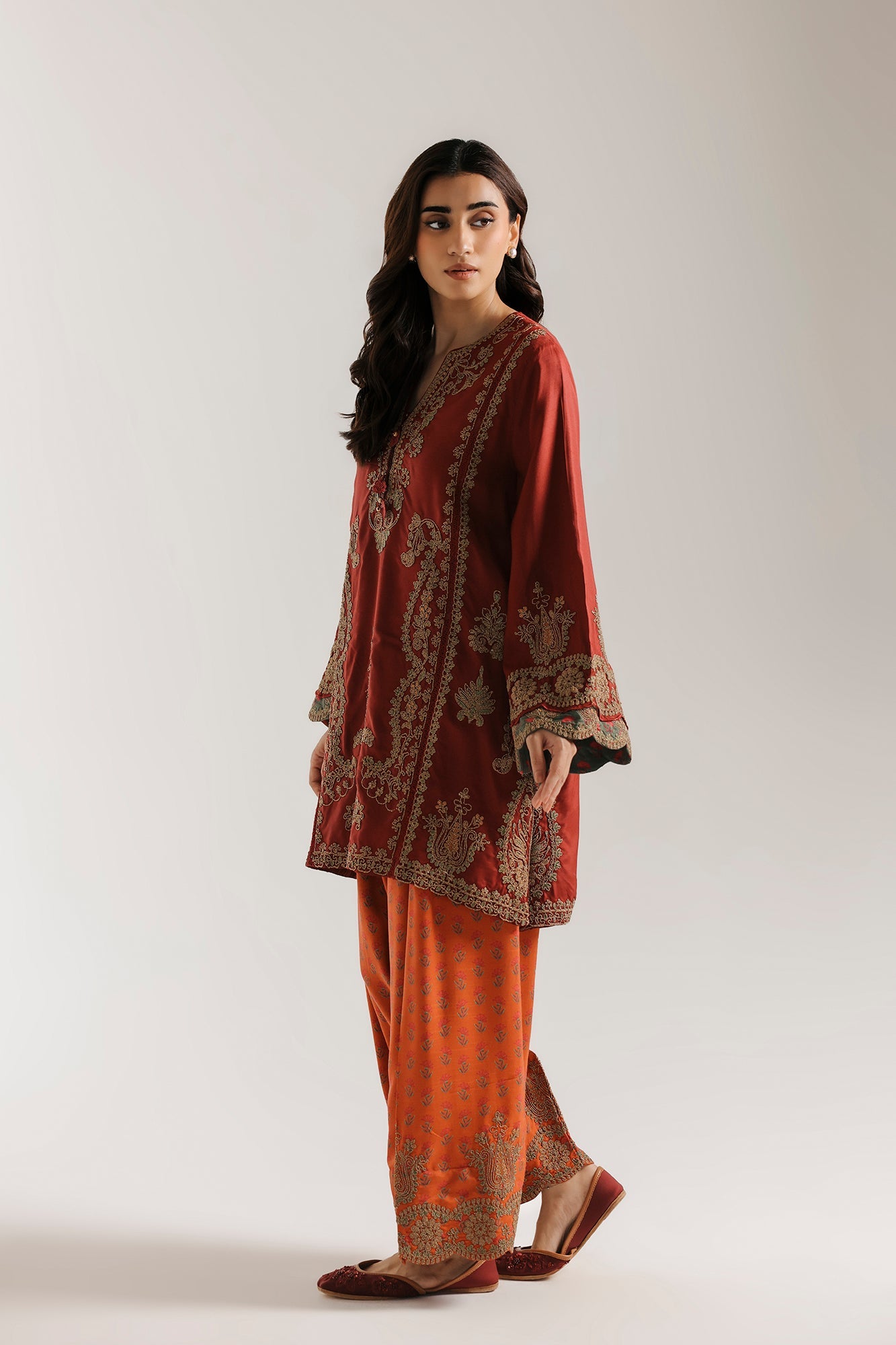 EMBROIDERED SUIT (E4739/103/304)