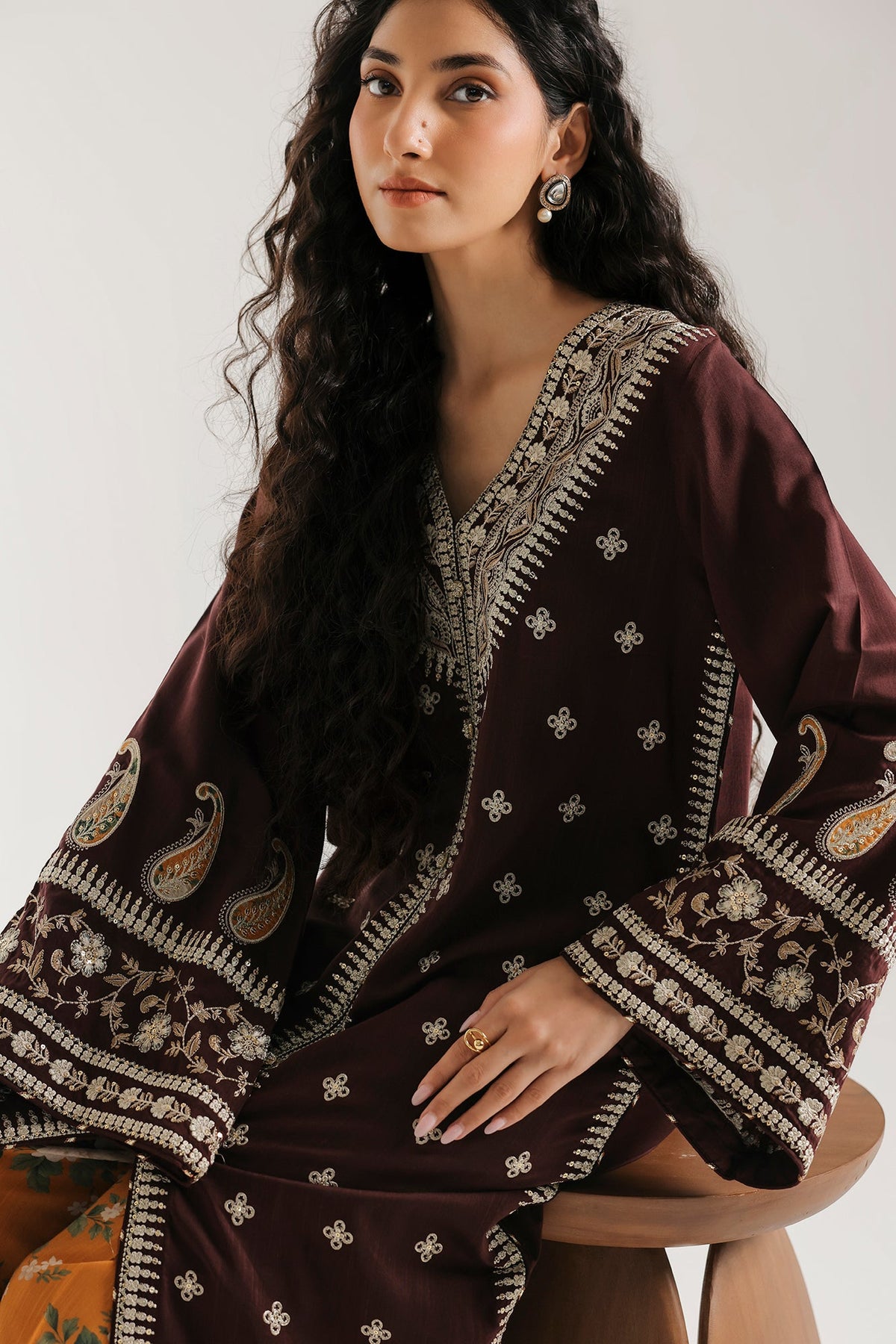 EMBROIDERED SUIT (E4745-103-317)