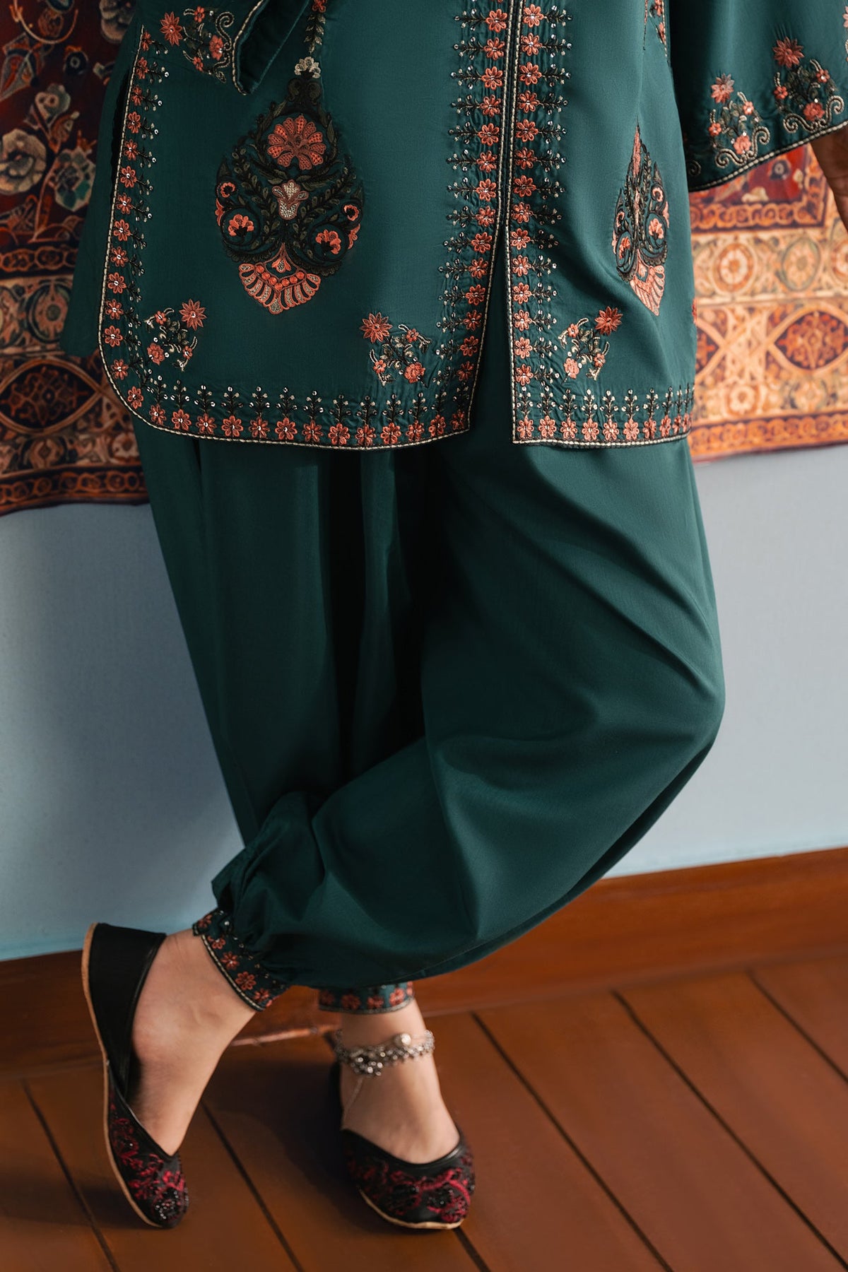 EMBROIDERED SUIT (E4747-103-706)