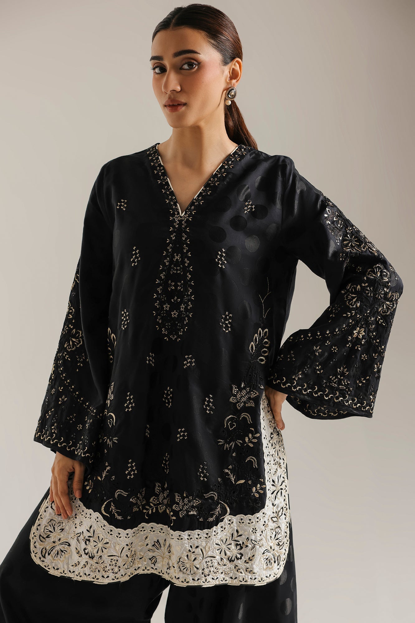 EMBROIDERED SUIT (E4759/103/901)