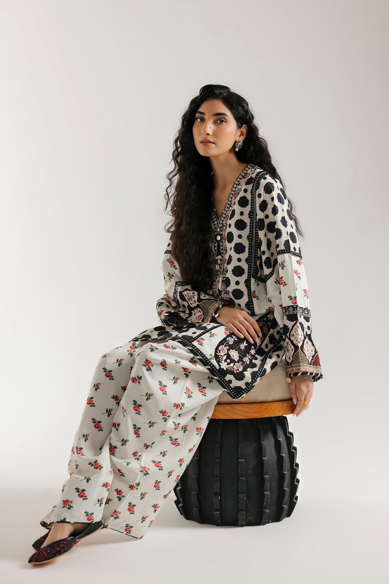 EMBROIDERED SUIT (E4760/103/002)