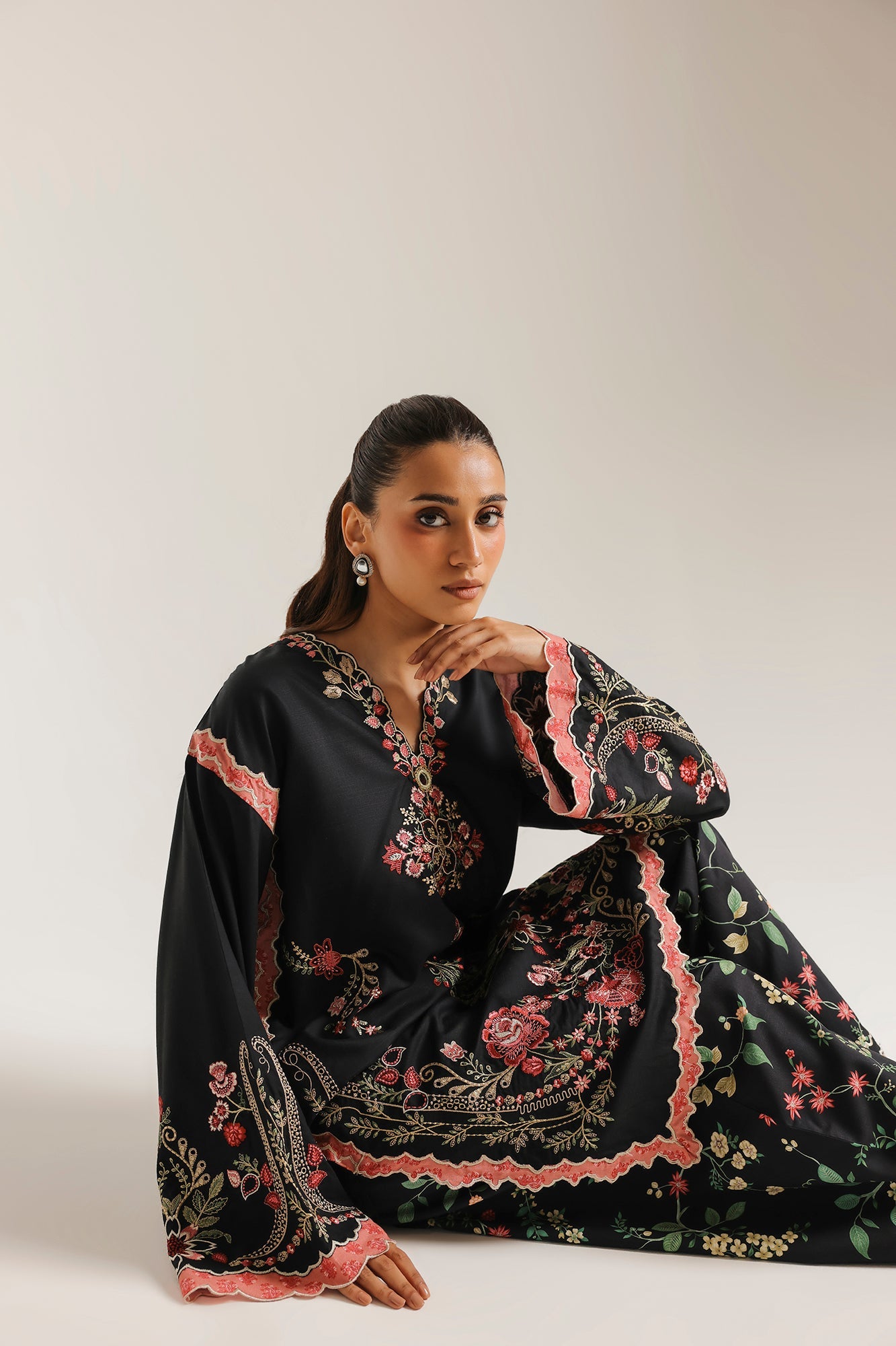 EMBROIDERED SUIT (E4763/103/901)