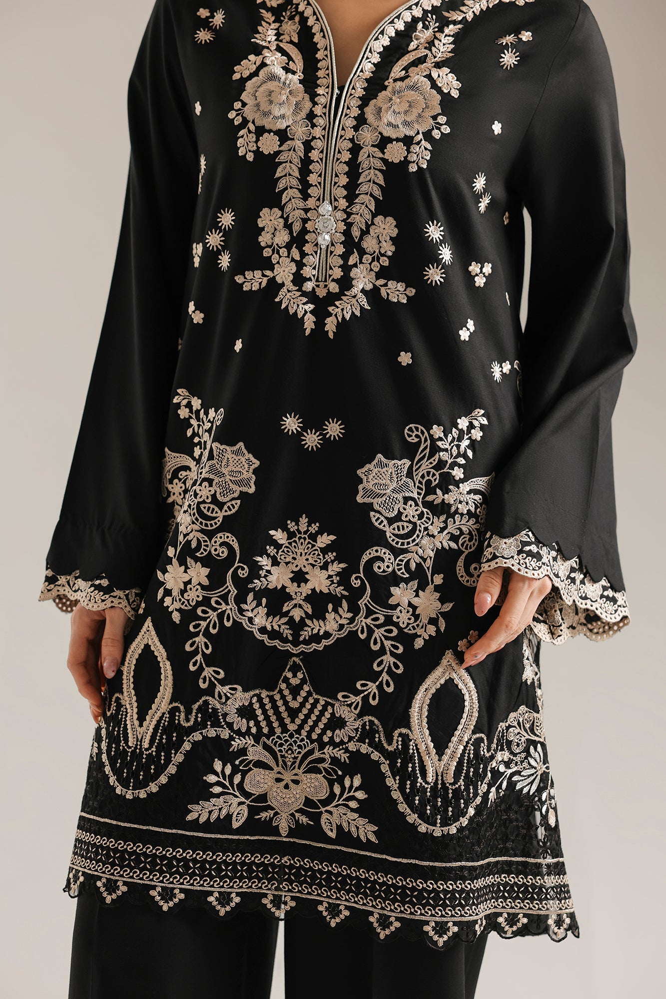 EMBROIDERED SUIT (E4764-103-901)