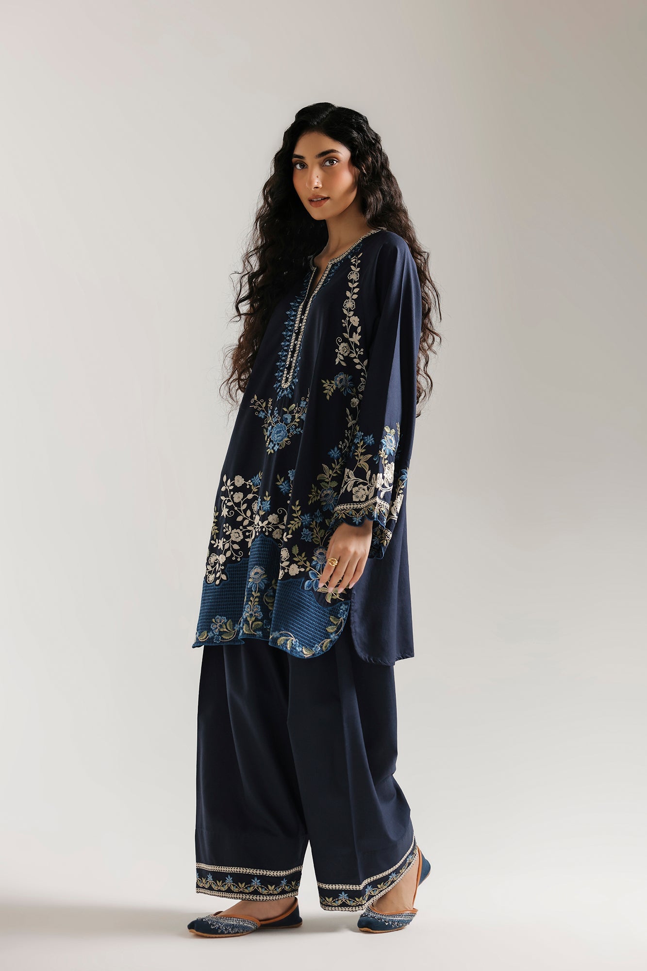 EMBROIDERED SUIT (E4765-103-619)