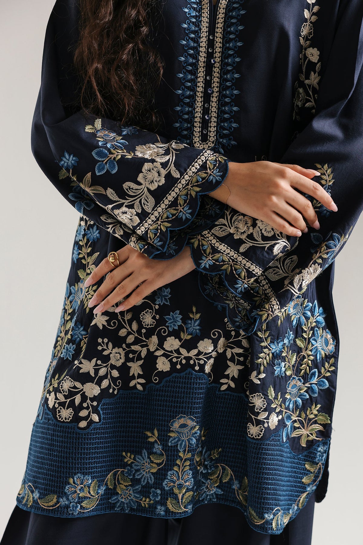 EMBROIDERED SUIT (E4765-103-619)