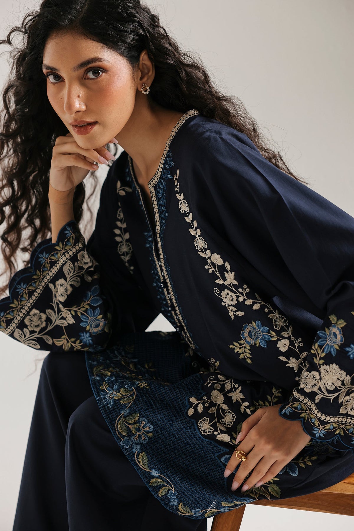 EMBROIDERED SUIT (E4765-103-619)