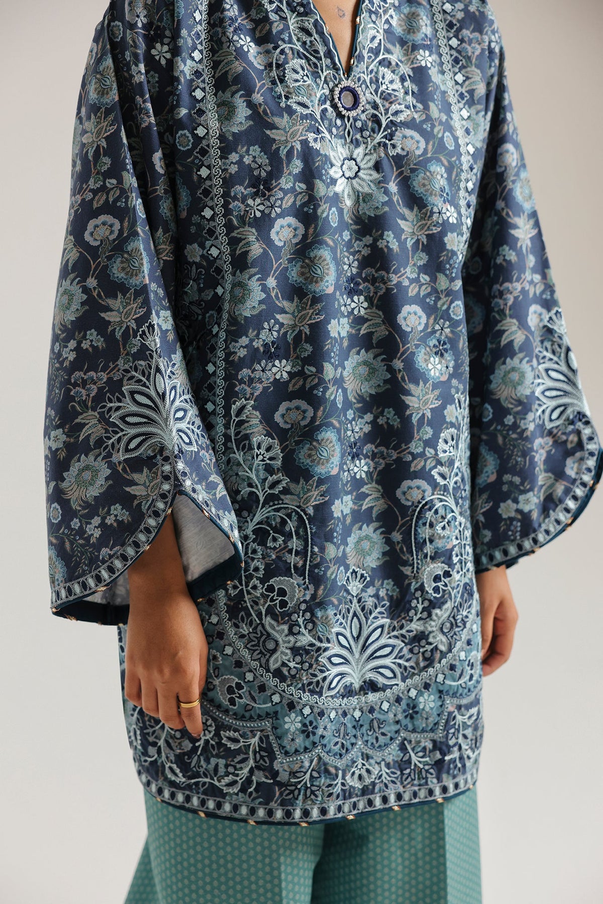 EMBROIDERED SUIT (E4783-103-506)