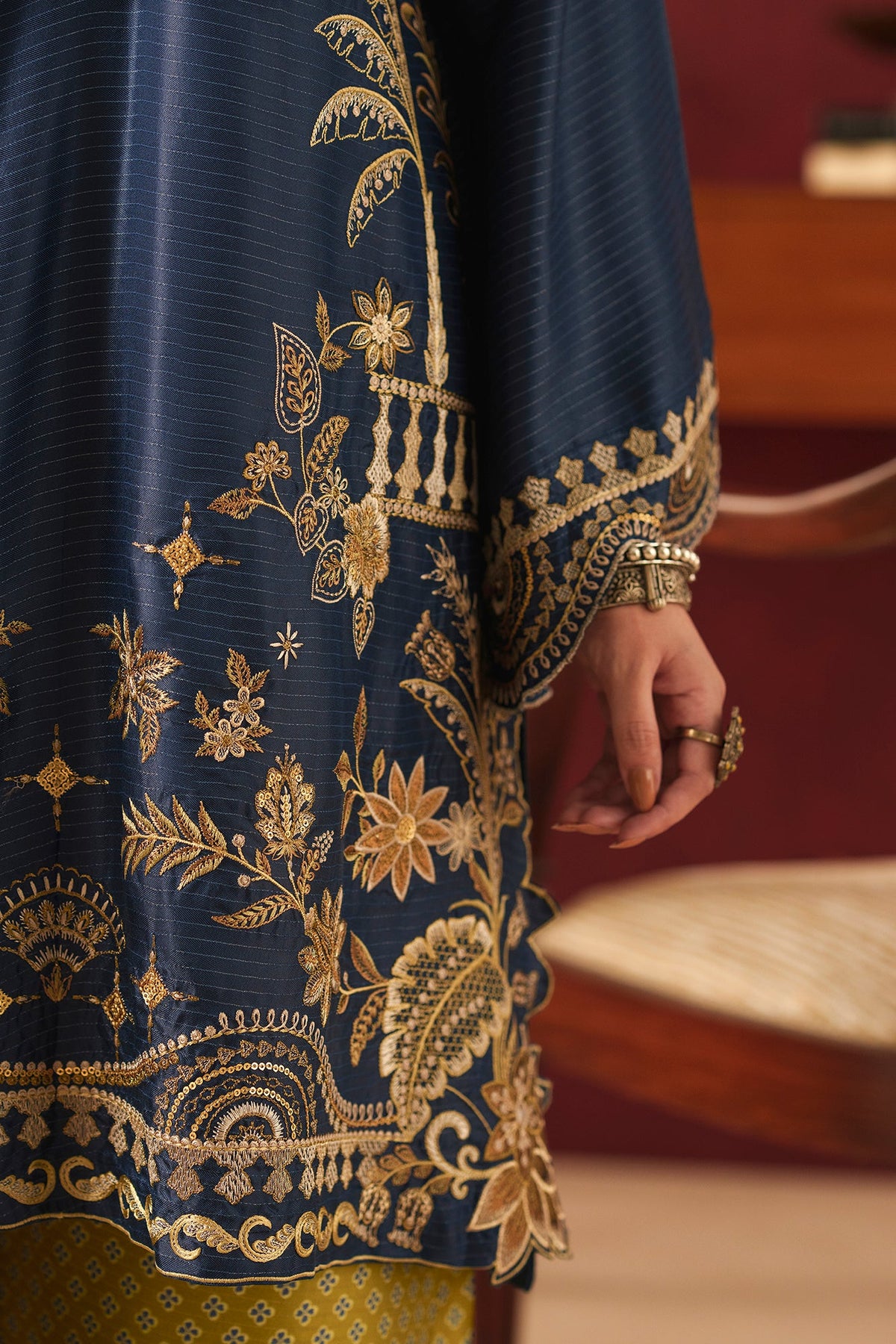 EMBROIDERED SUIT (E4818-103-618)