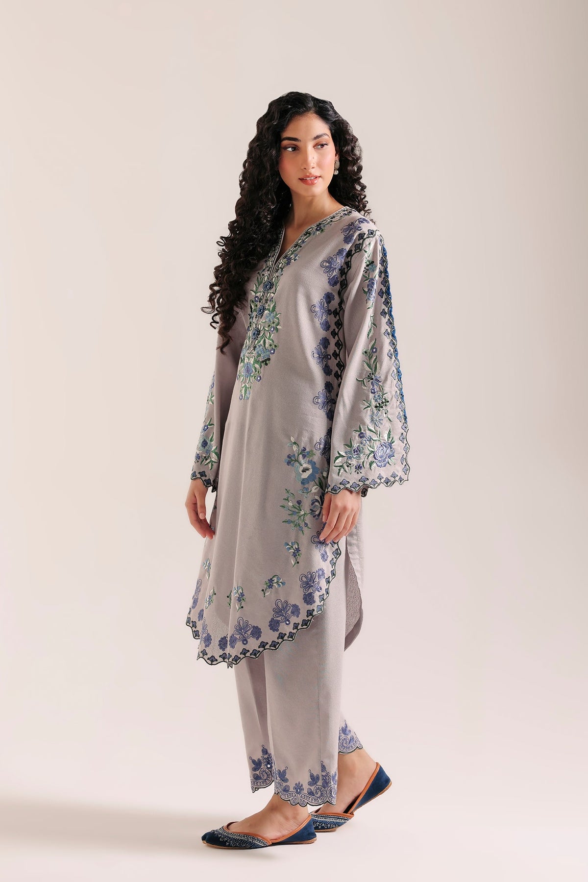 EMBROIDERED SUIT (E4880-103-910)