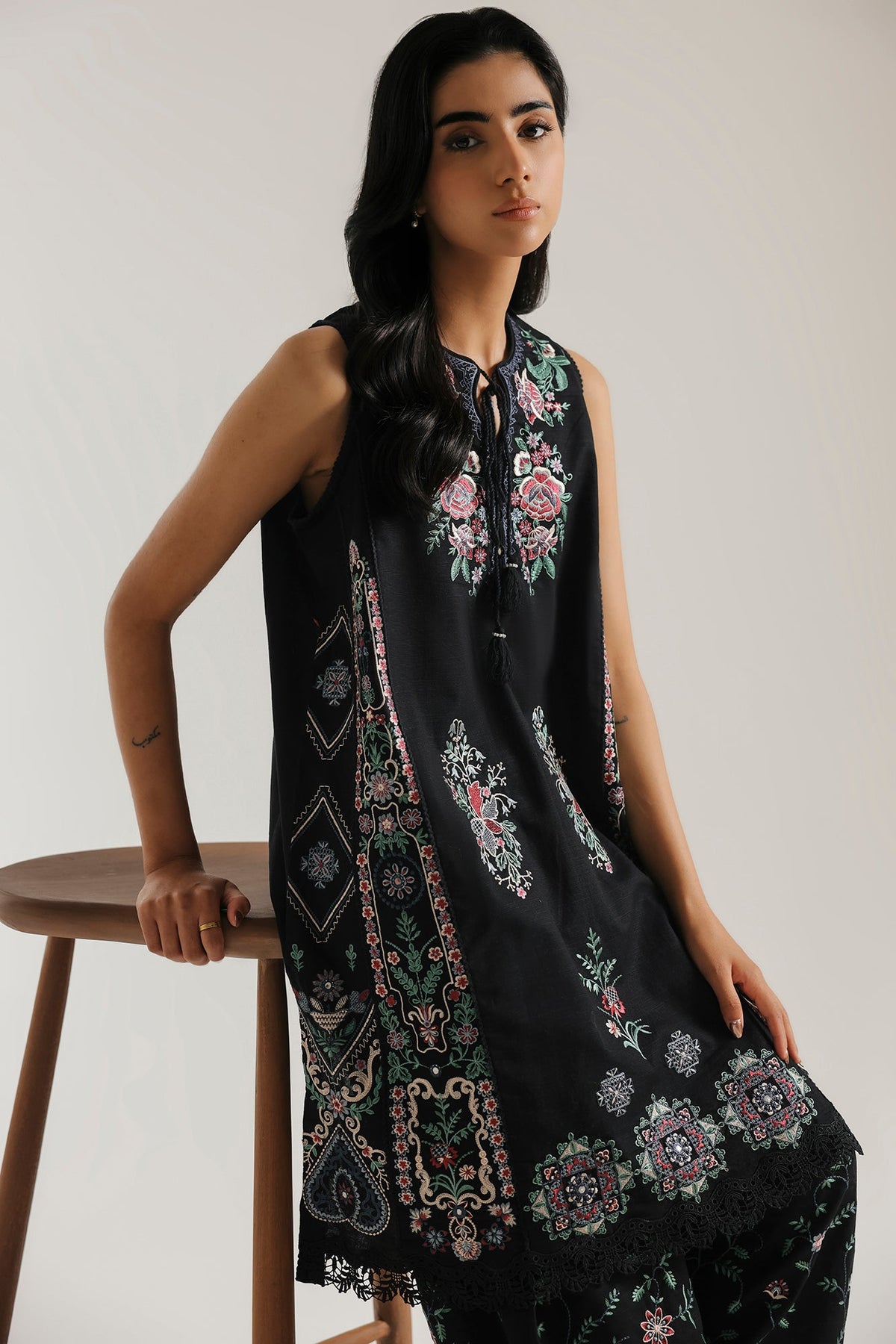 EMBROIDERED SUIT (E4905-103-901)