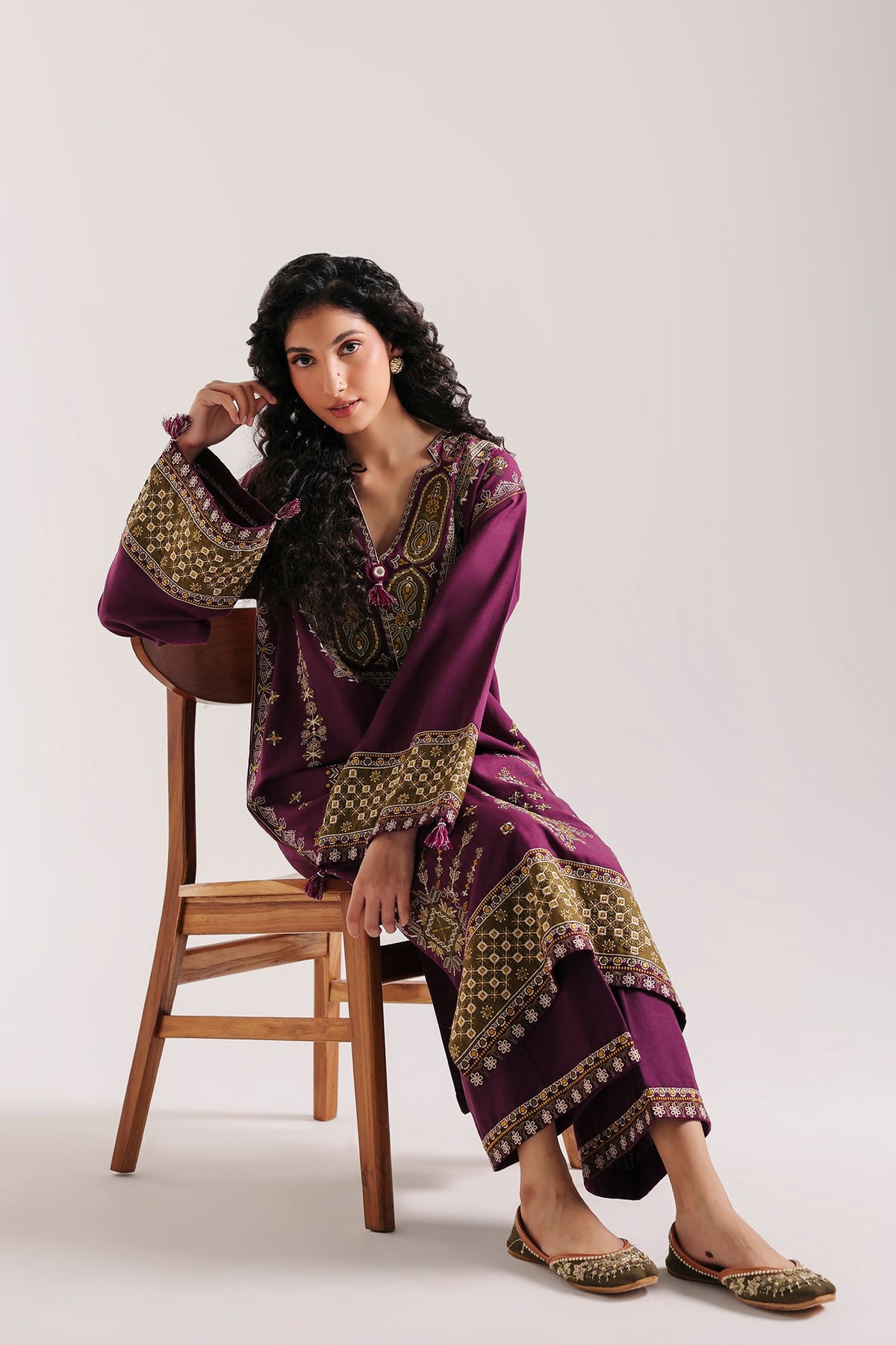EMBROIDERED SUIT (E4940-103-520)