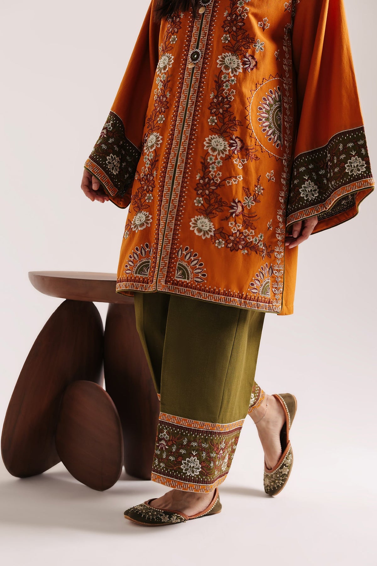 EMBROIDERED SUIT (E4944-103-219)