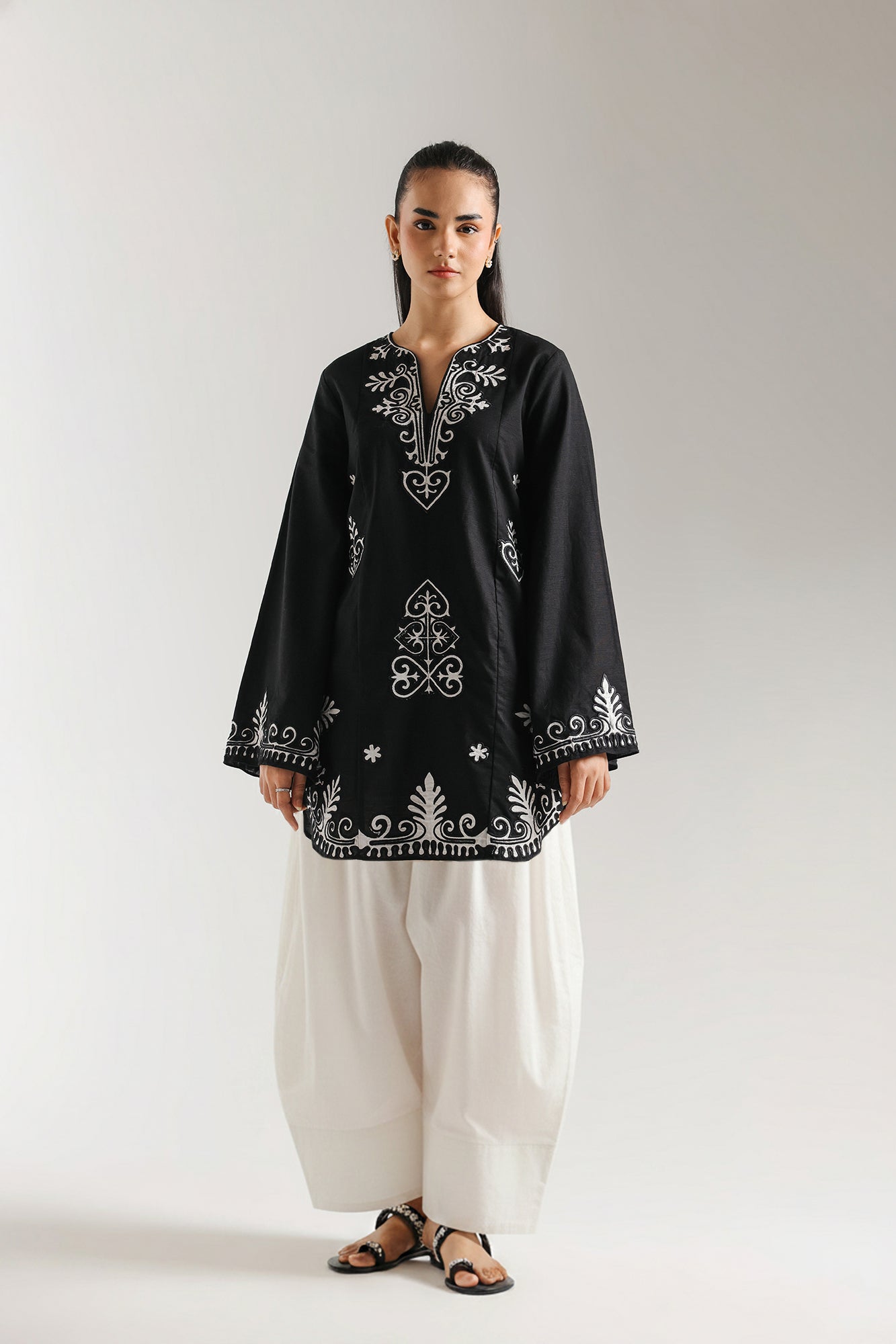 EMBROIDERED SUIT (E7041/102/901)