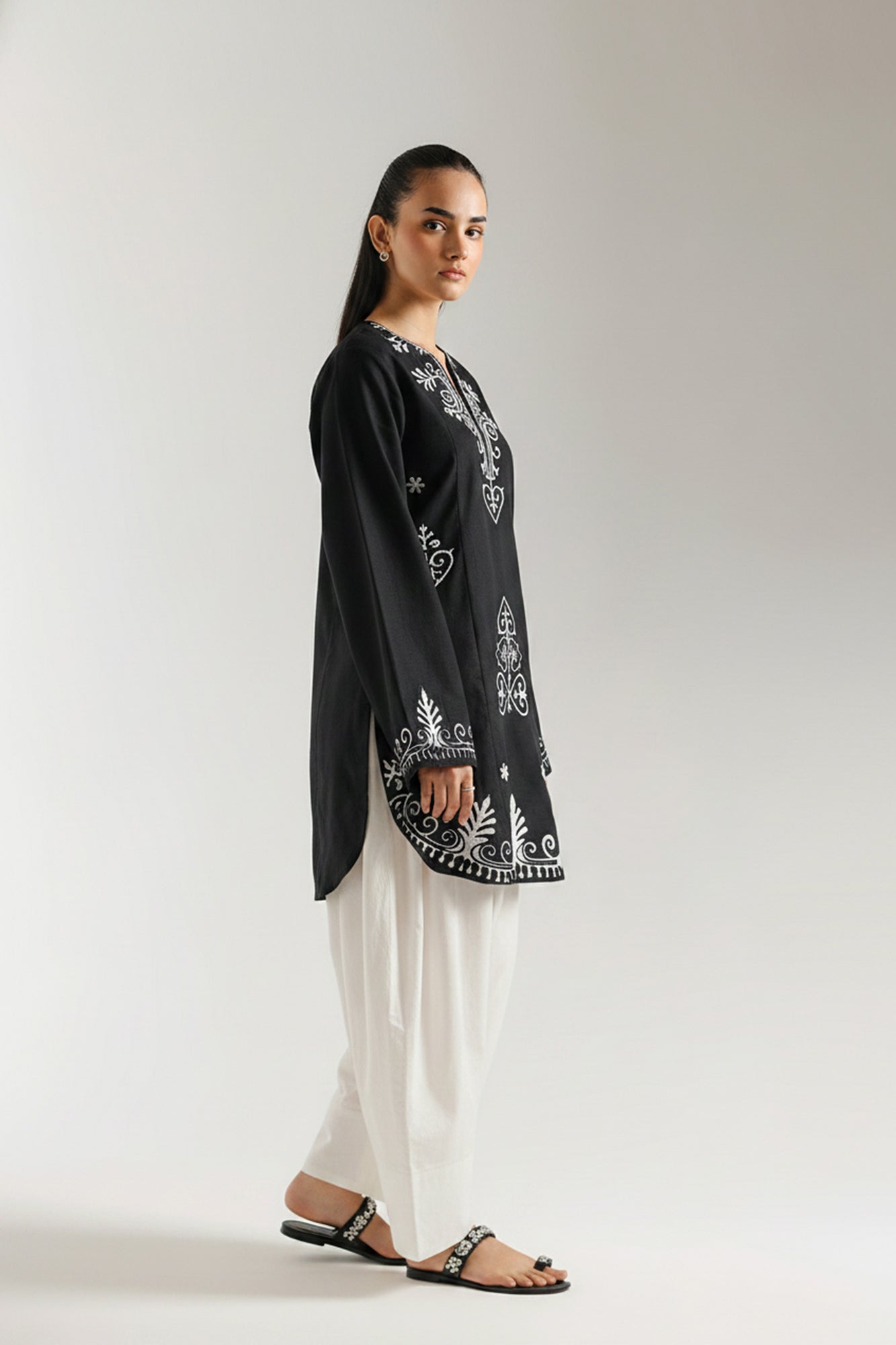 EMBROIDERED SUIT (E7041/102/901)