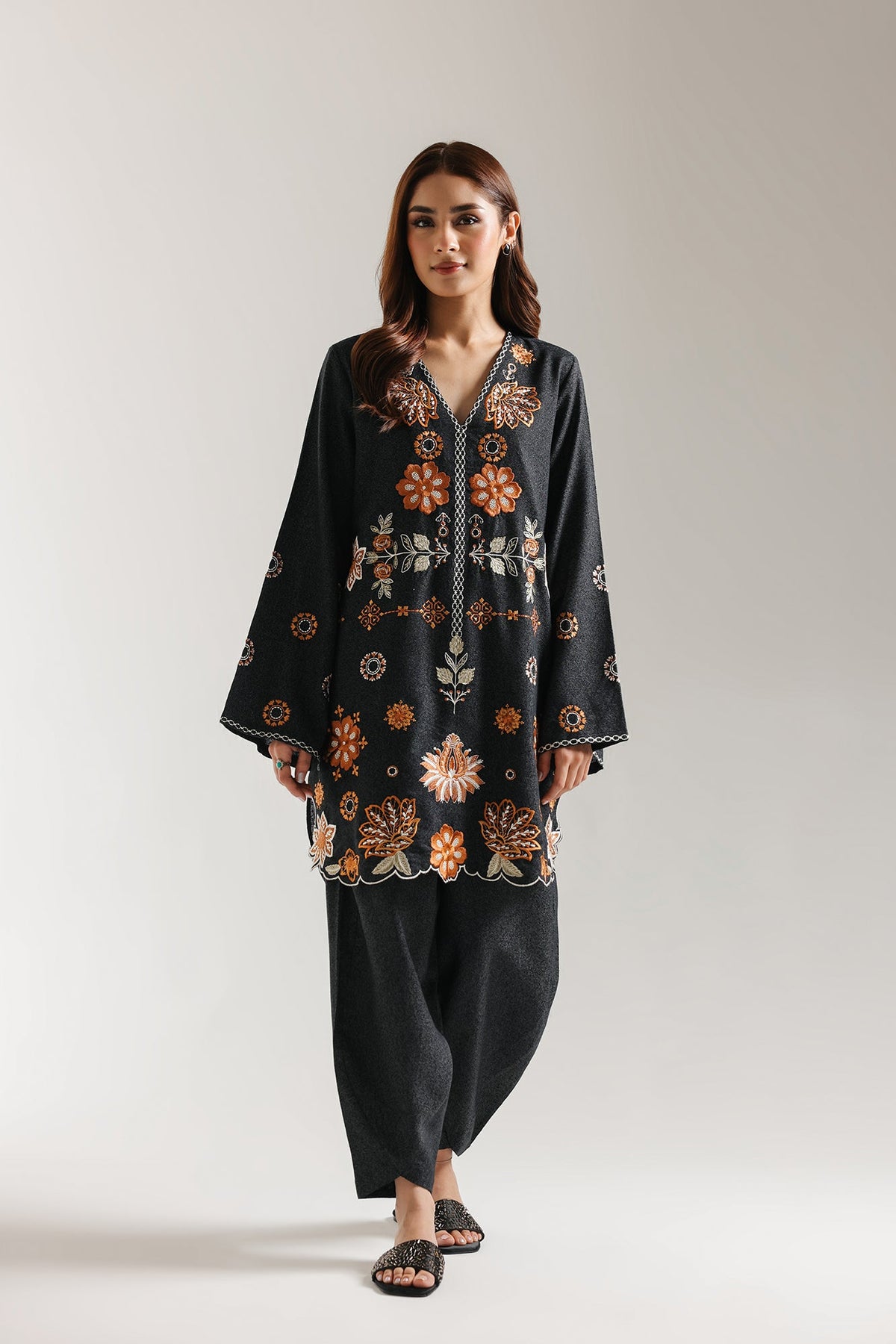 EMBROIDERED SUIT (E7225/102/902)