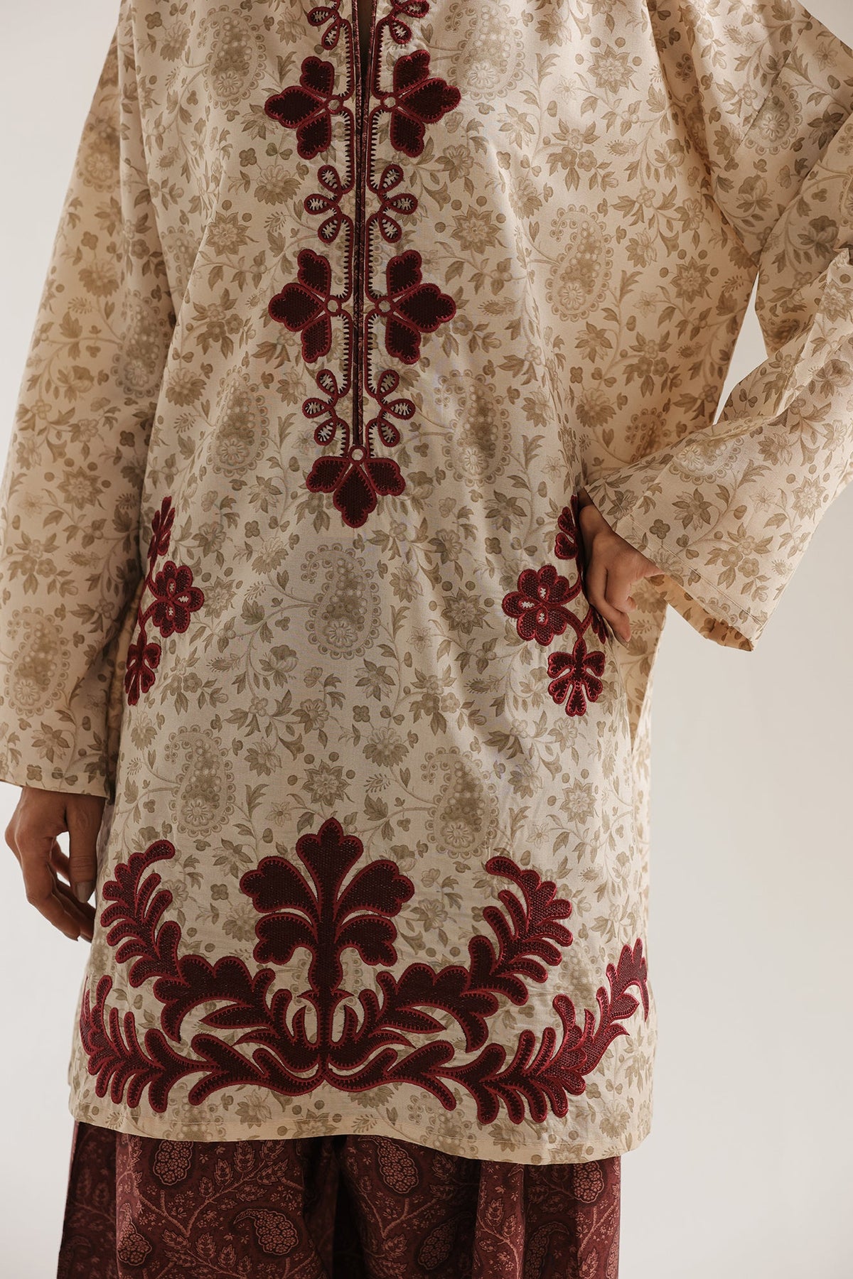 EMBROIDERED SUIT (E7555/102/004)