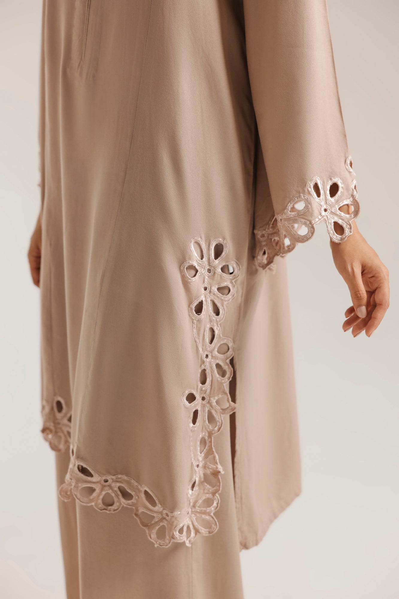 EMBROIDERED SUIT (E7561/102/811)