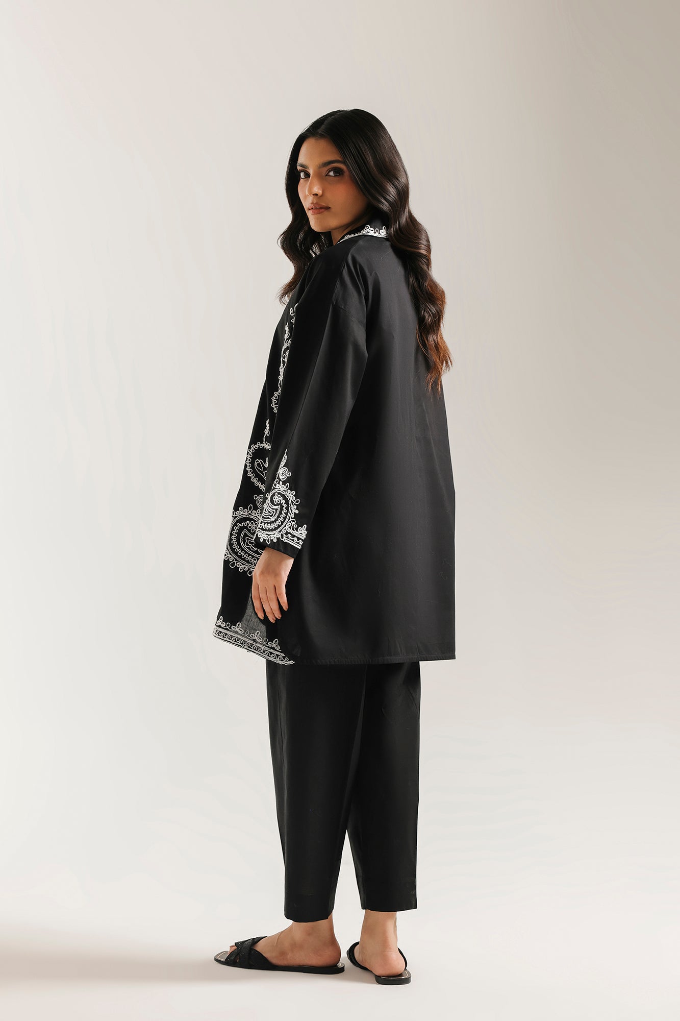 EMBROIDERED SUIT (E7607/102/902)