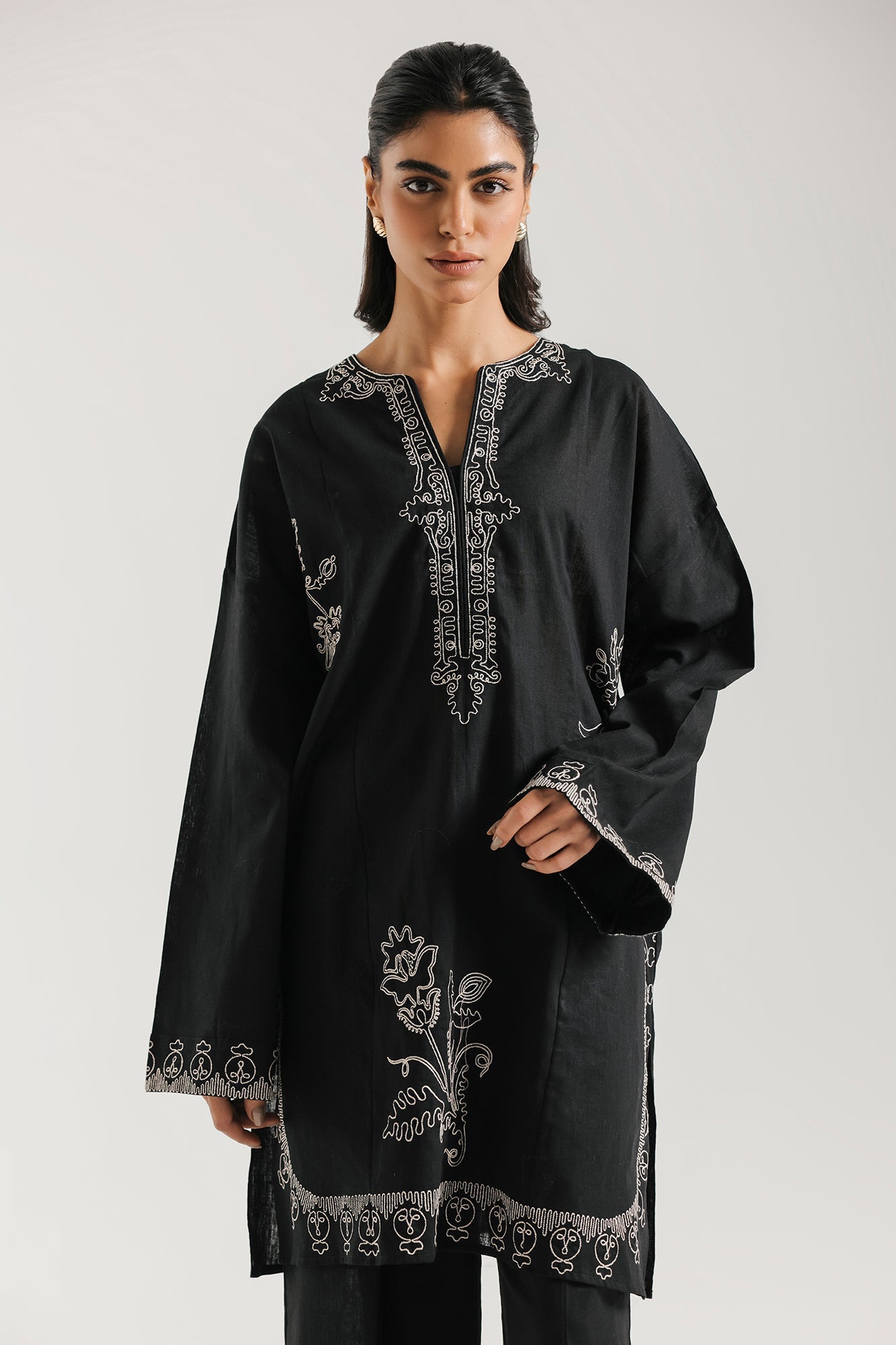 EMBROIDERED SUIT (E7636/102/902)