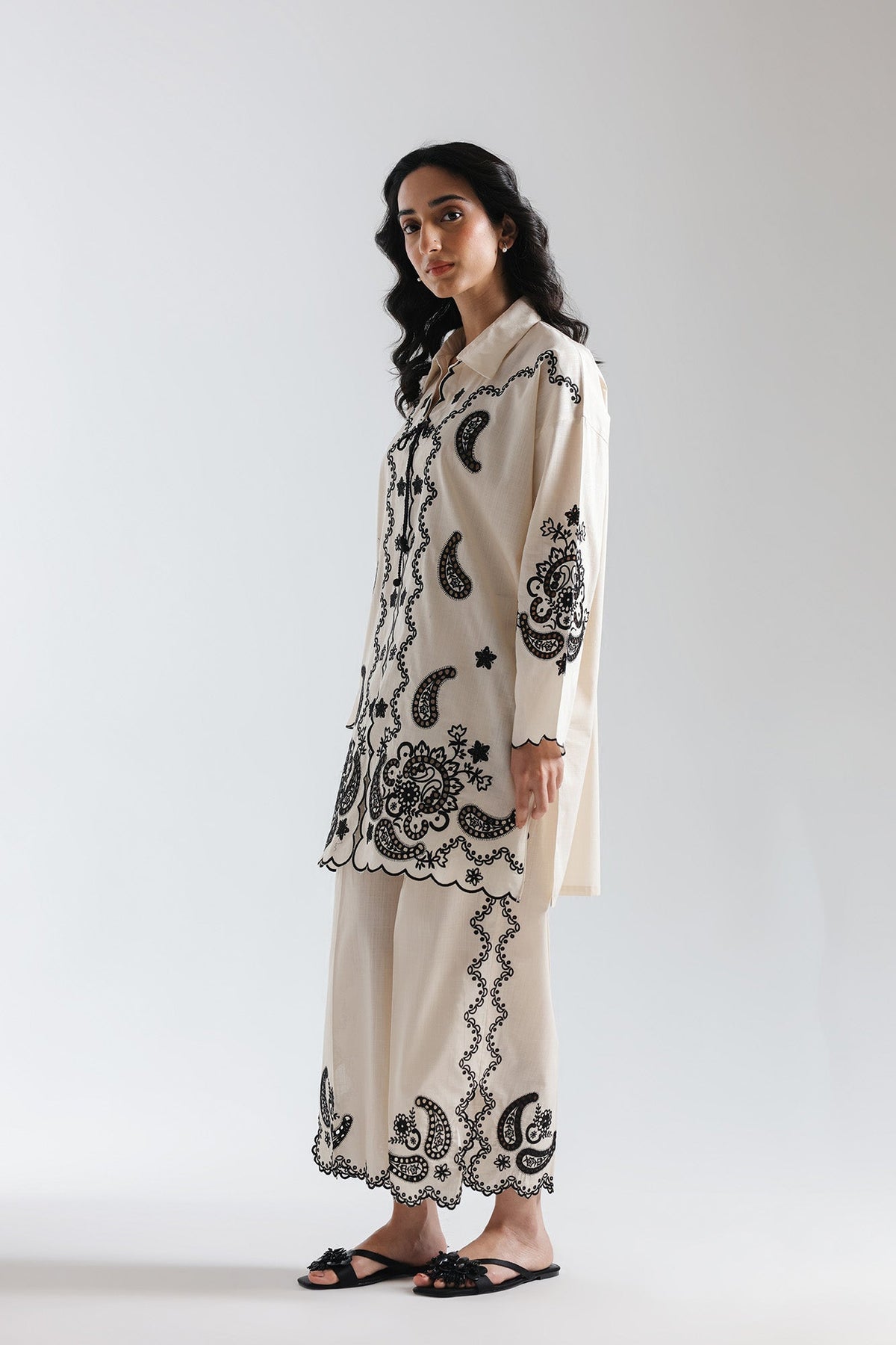 EMBROIDERED SUIT (E7686/102/002)
