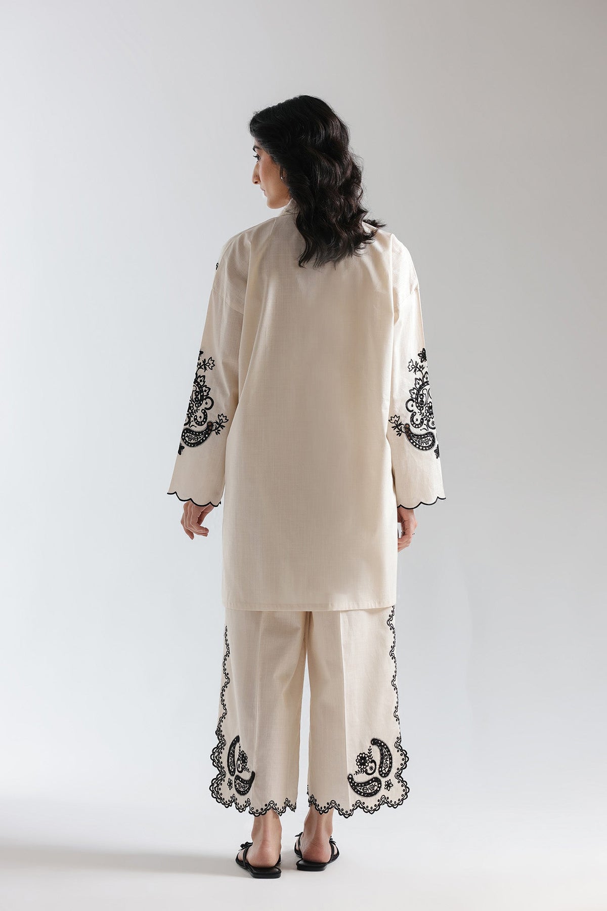 EMBROIDERED SUIT (E7686/102/002)