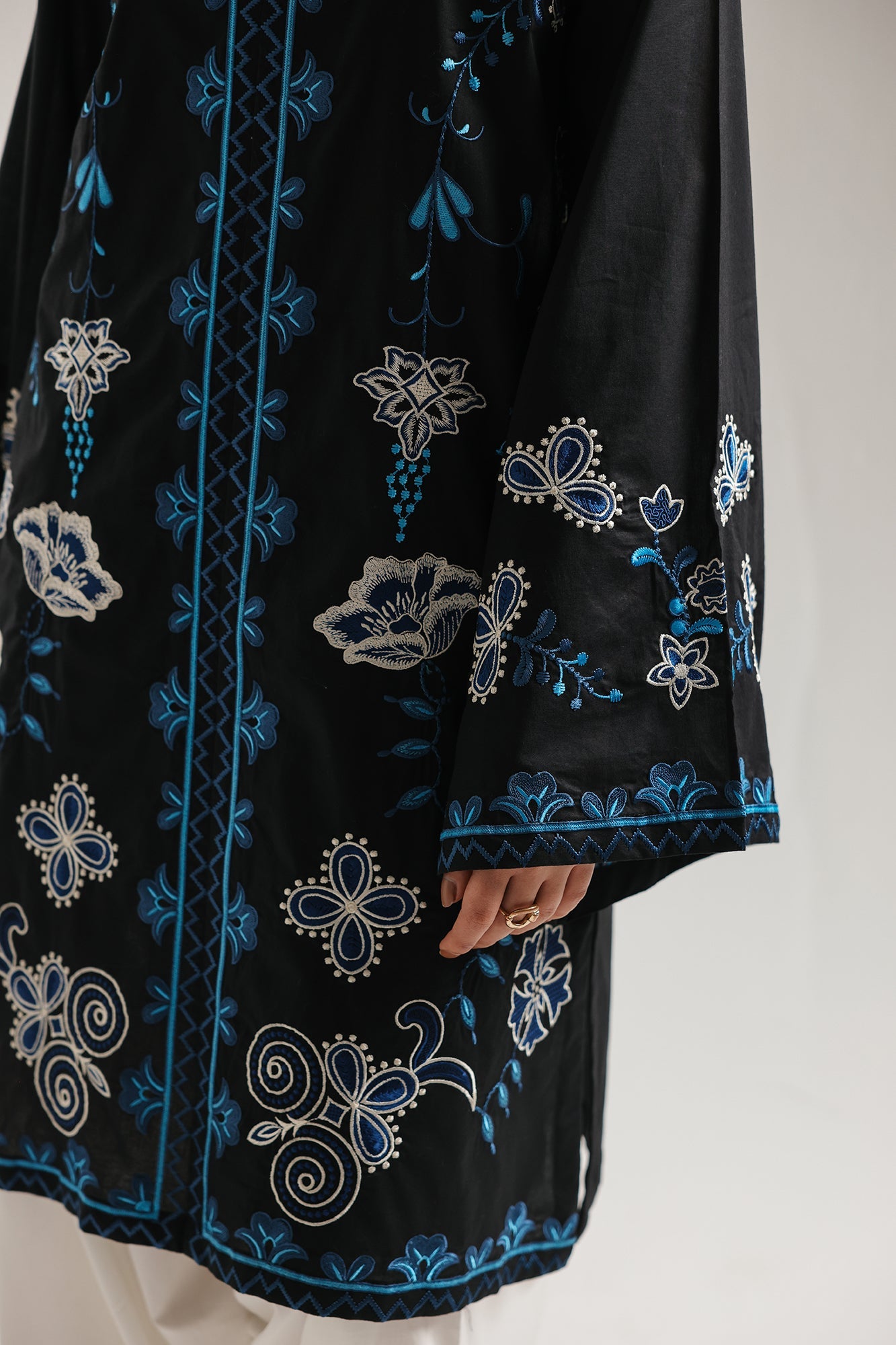 EMBROIDERED SUIT (E7752/102/902)