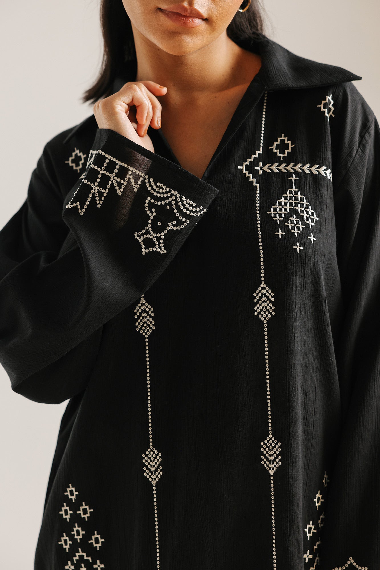 EMBROIDERED SUIT (E7766/102/901)