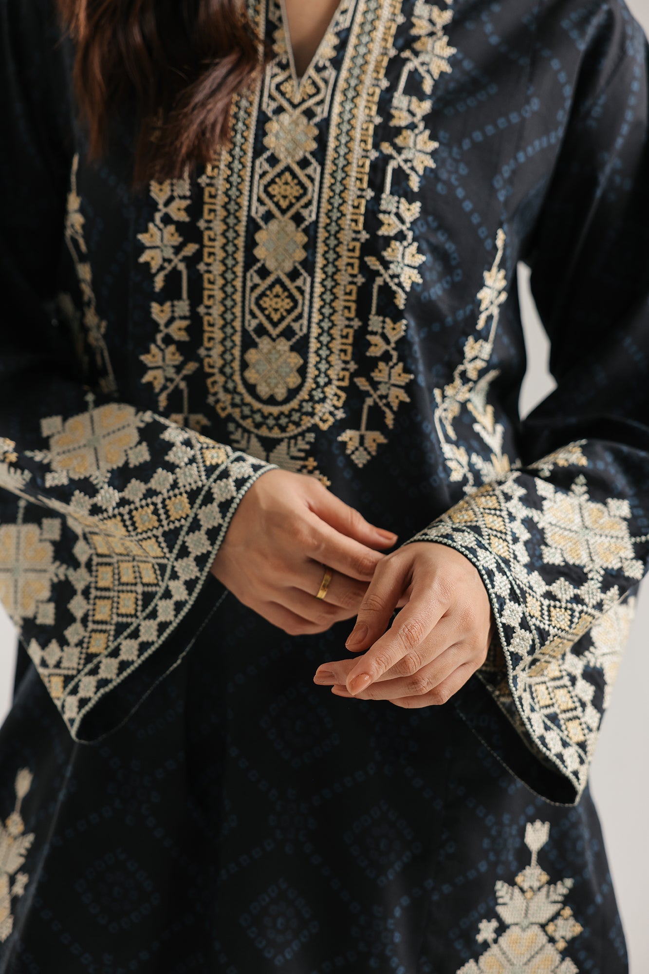 EMBROIDERED SUIT (E7794/102/901)