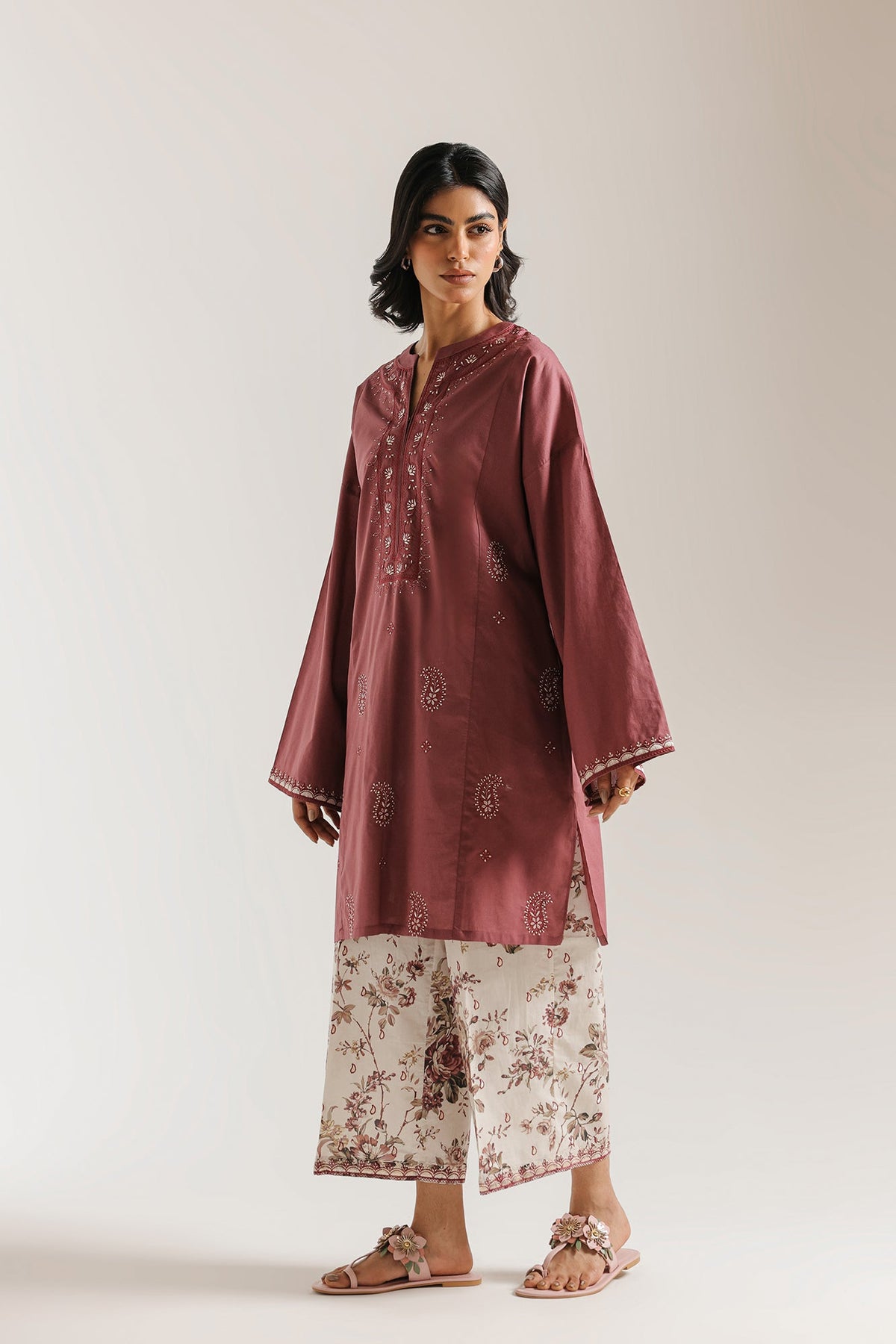 EMBROIDERED SUIT (E7806/102/403)