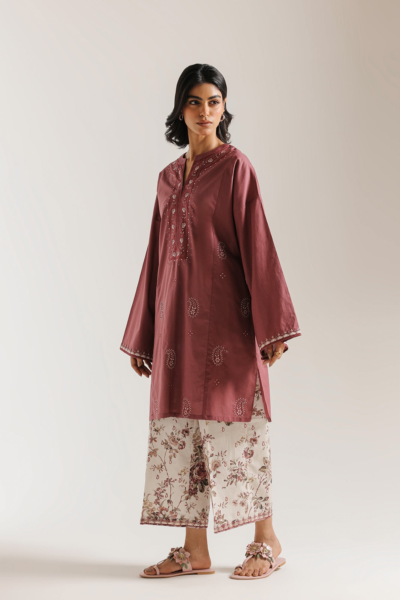 EMBROIDERED SUIT (E7806/102/403)