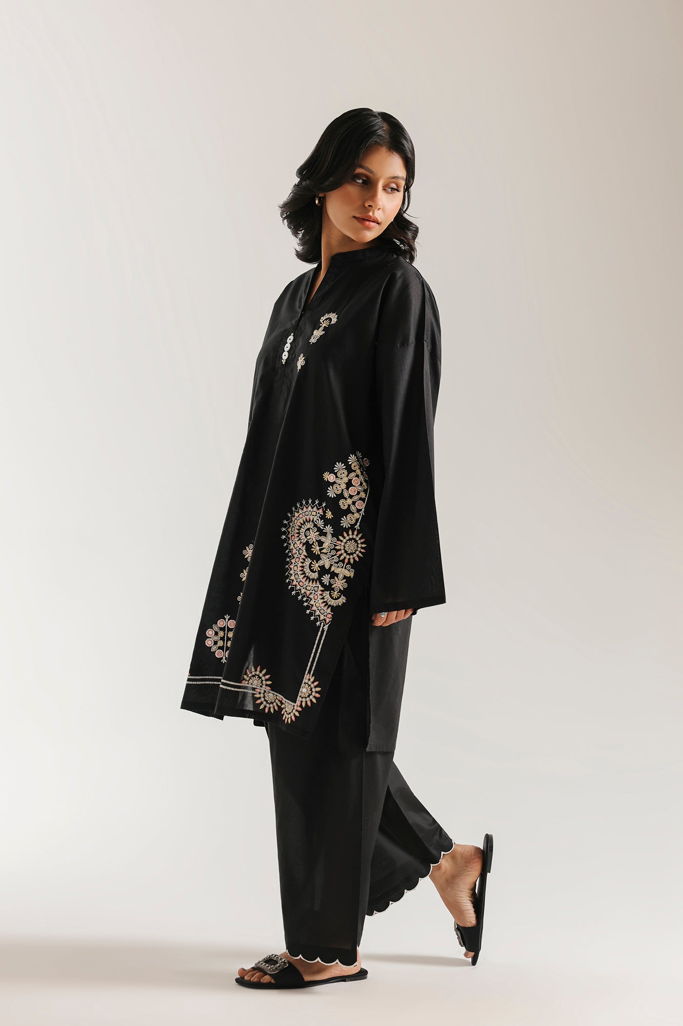 EMBROIDERED SUIT (E7809/102/902)