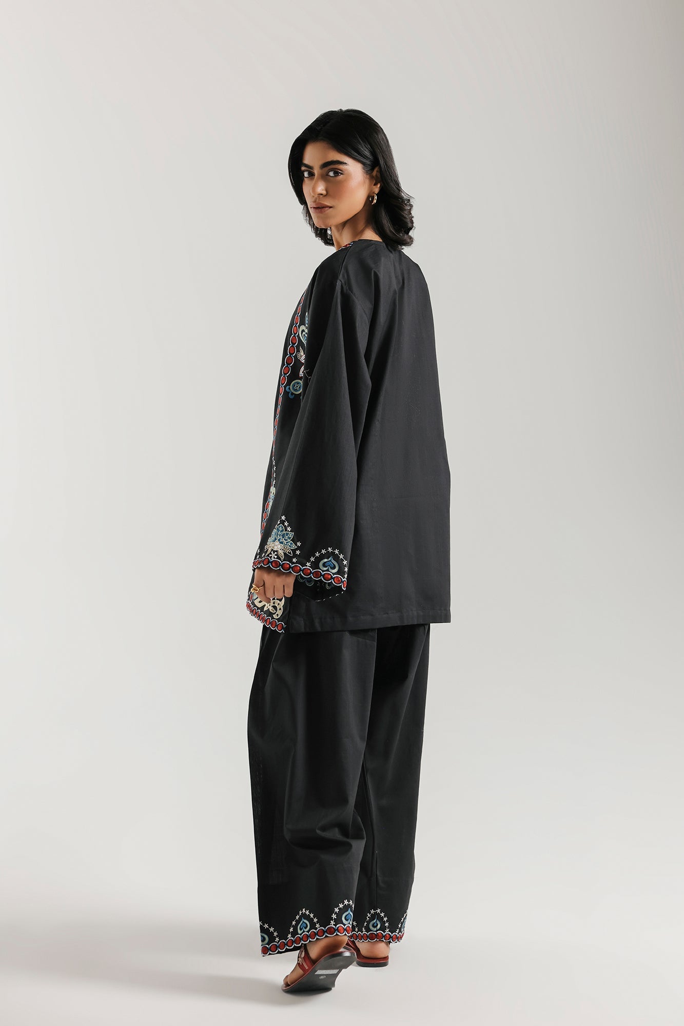 EMBROIDERED SUIT (E7817/102/902)