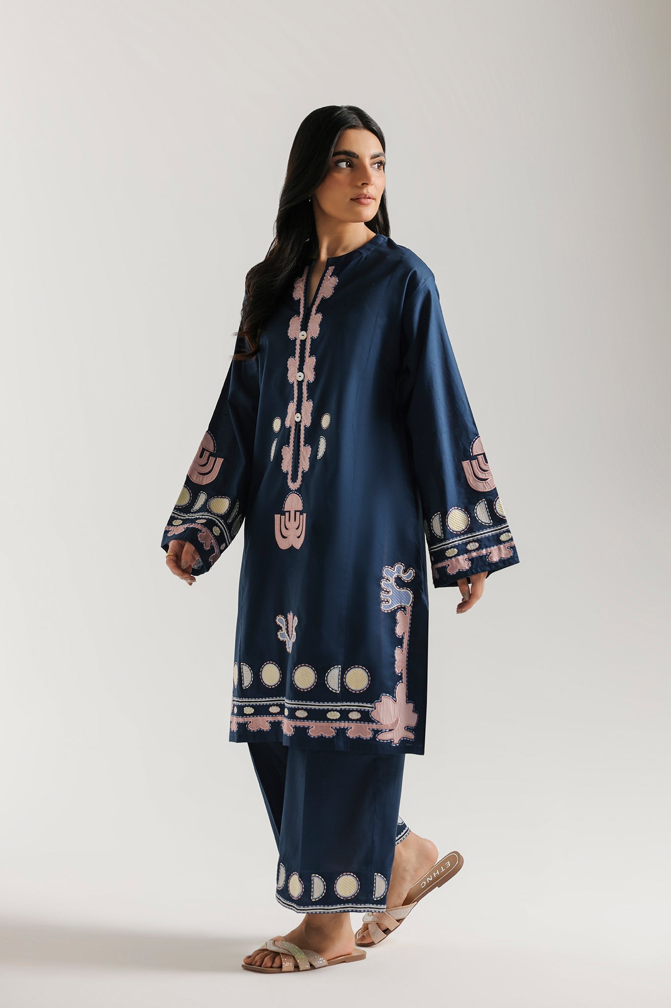 EMBROIDERED SUIT (E7821/102/619)