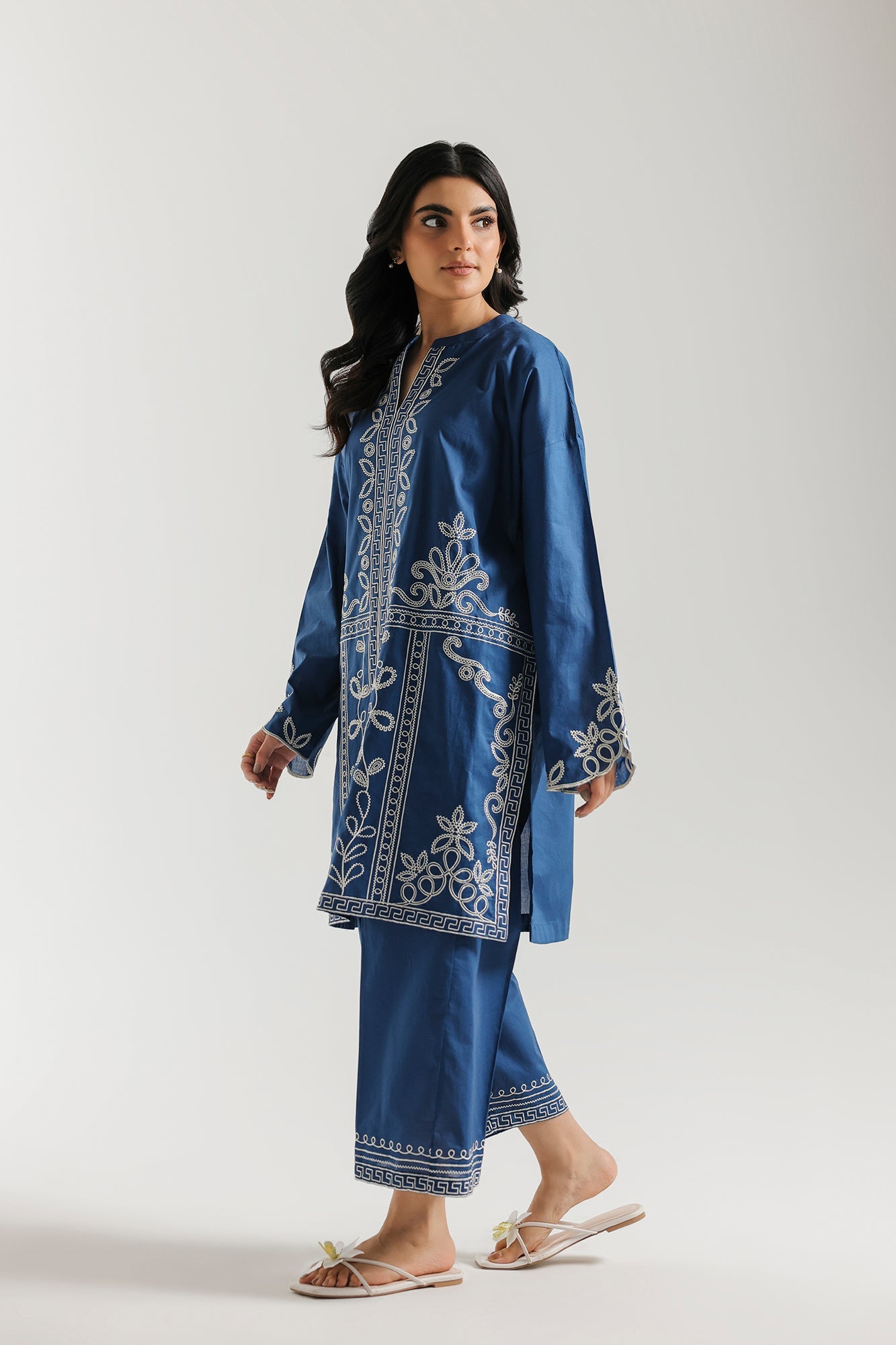 EMBROIDERED SUIT (E7823/102/627)