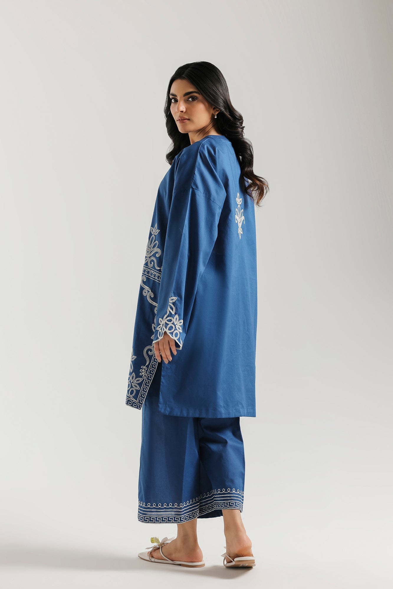 EMBROIDERED SUIT (E7823/102/627)
