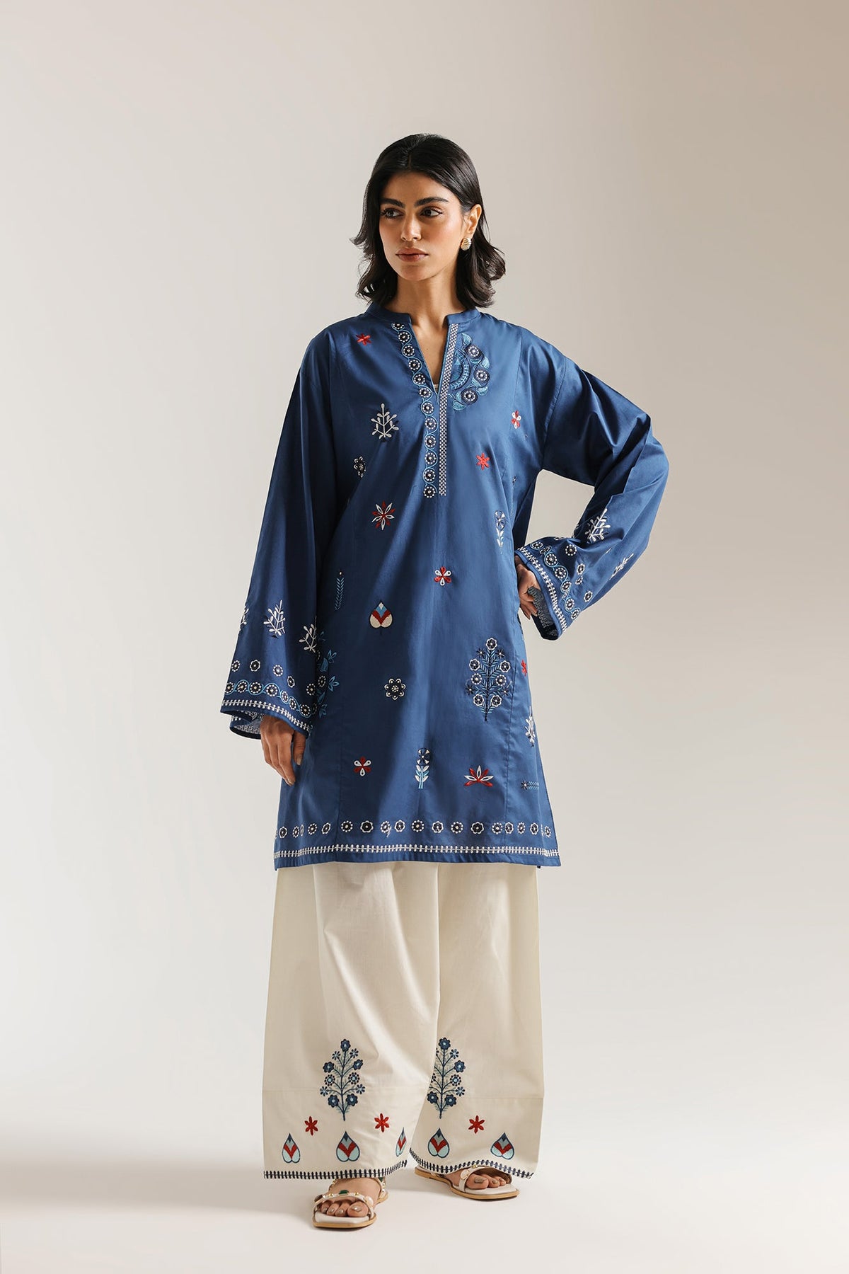 EMBROIDERED SUIT (E7824/102/626)