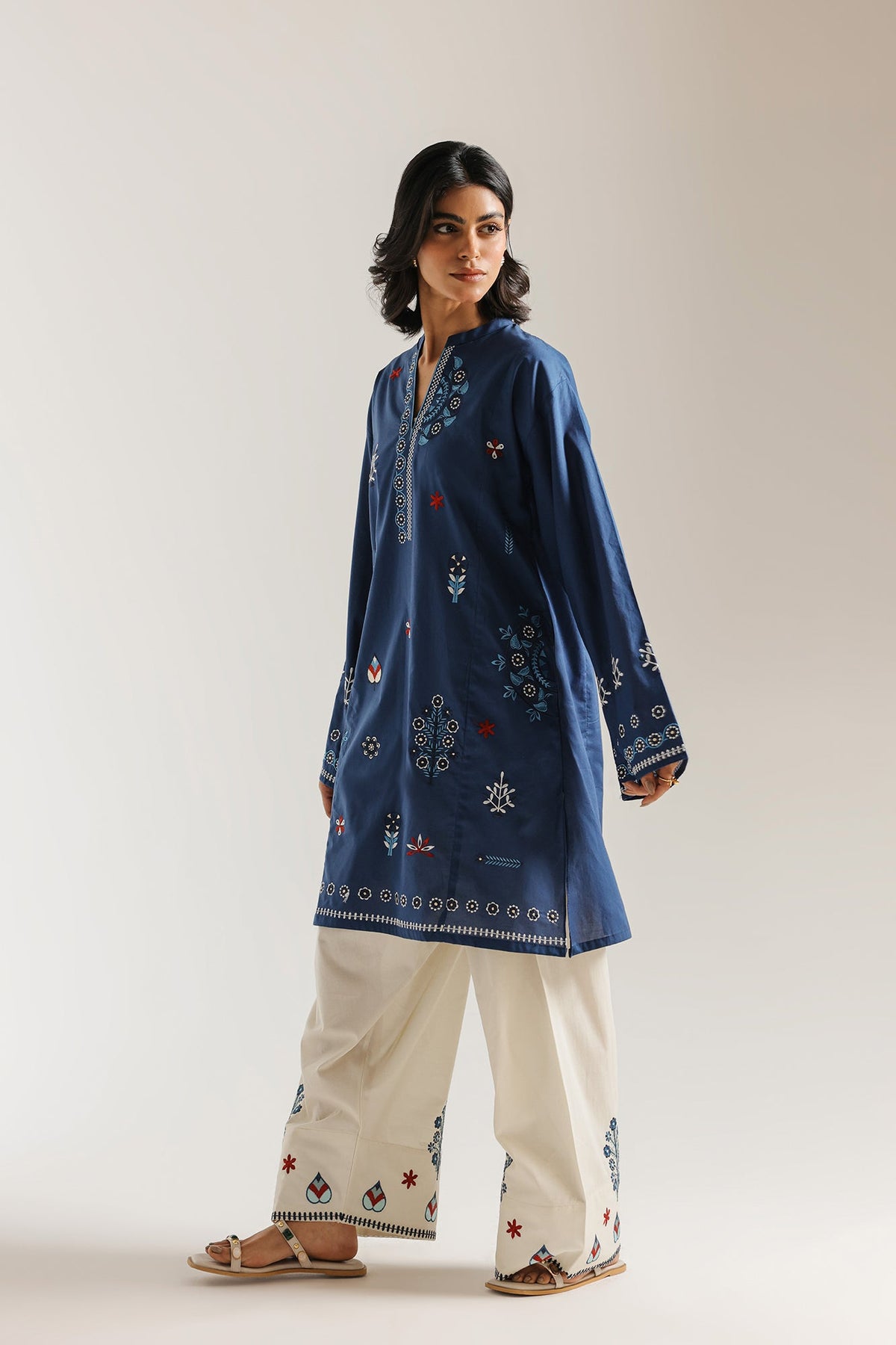 EMBROIDERED SUIT (E7824/102/626)